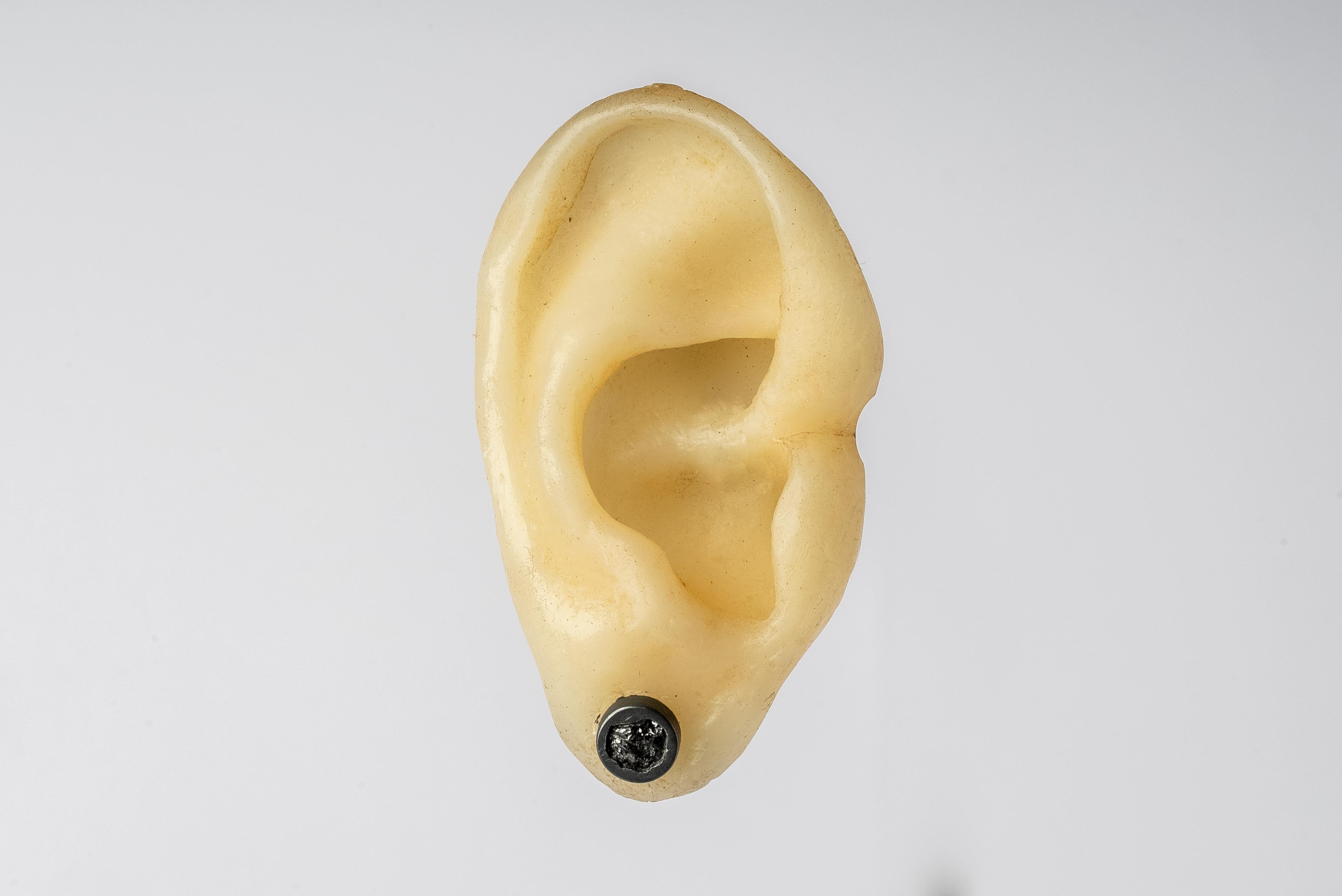 Tiny Stud Earring (0.1 CT, Black Diamond Fragment, KA+KFRDIA) For Sale 1