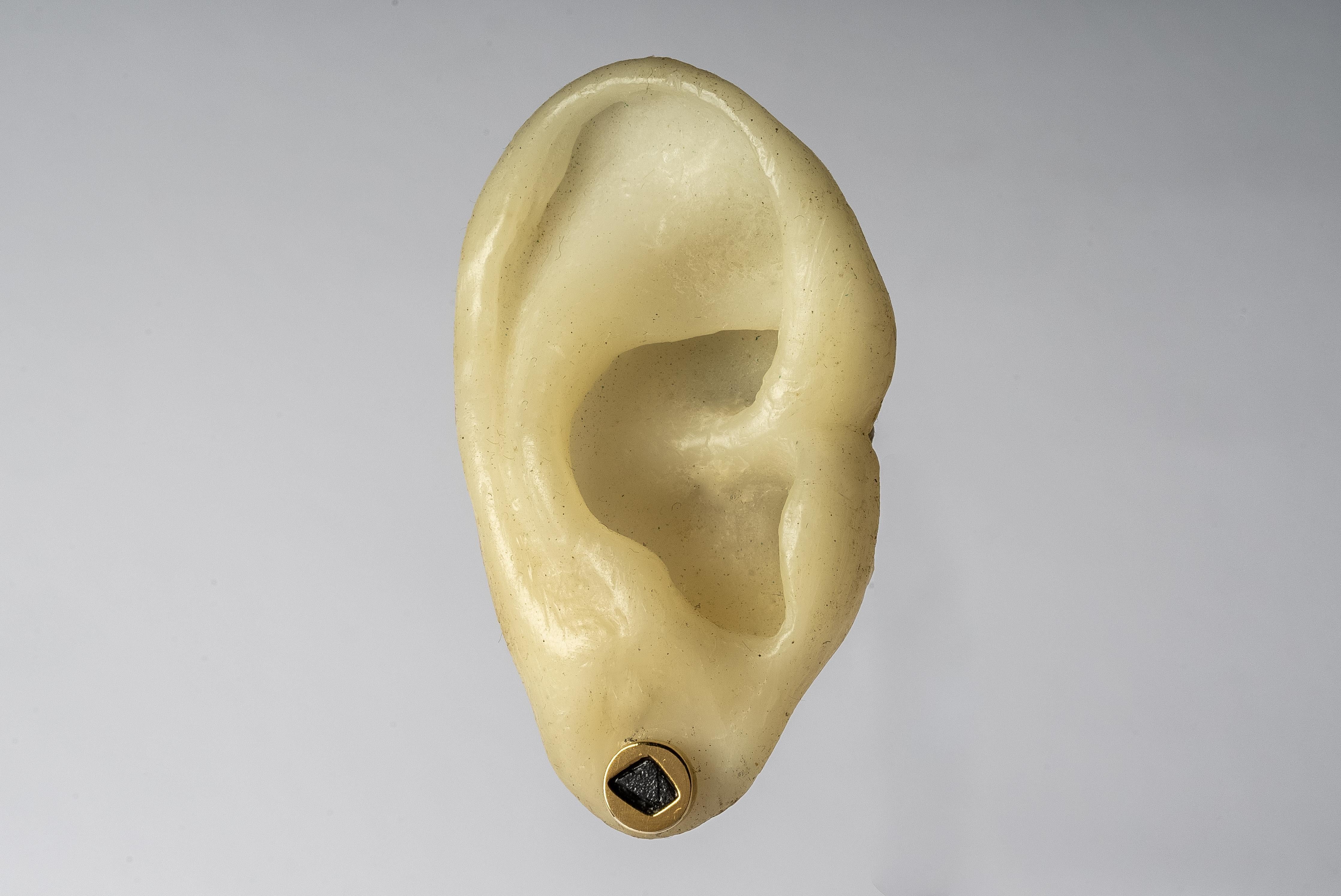 Tiny Stud Earring (0.1 CT, Black Diamond Fragment, YGA+KFRDIA) For Sale 1