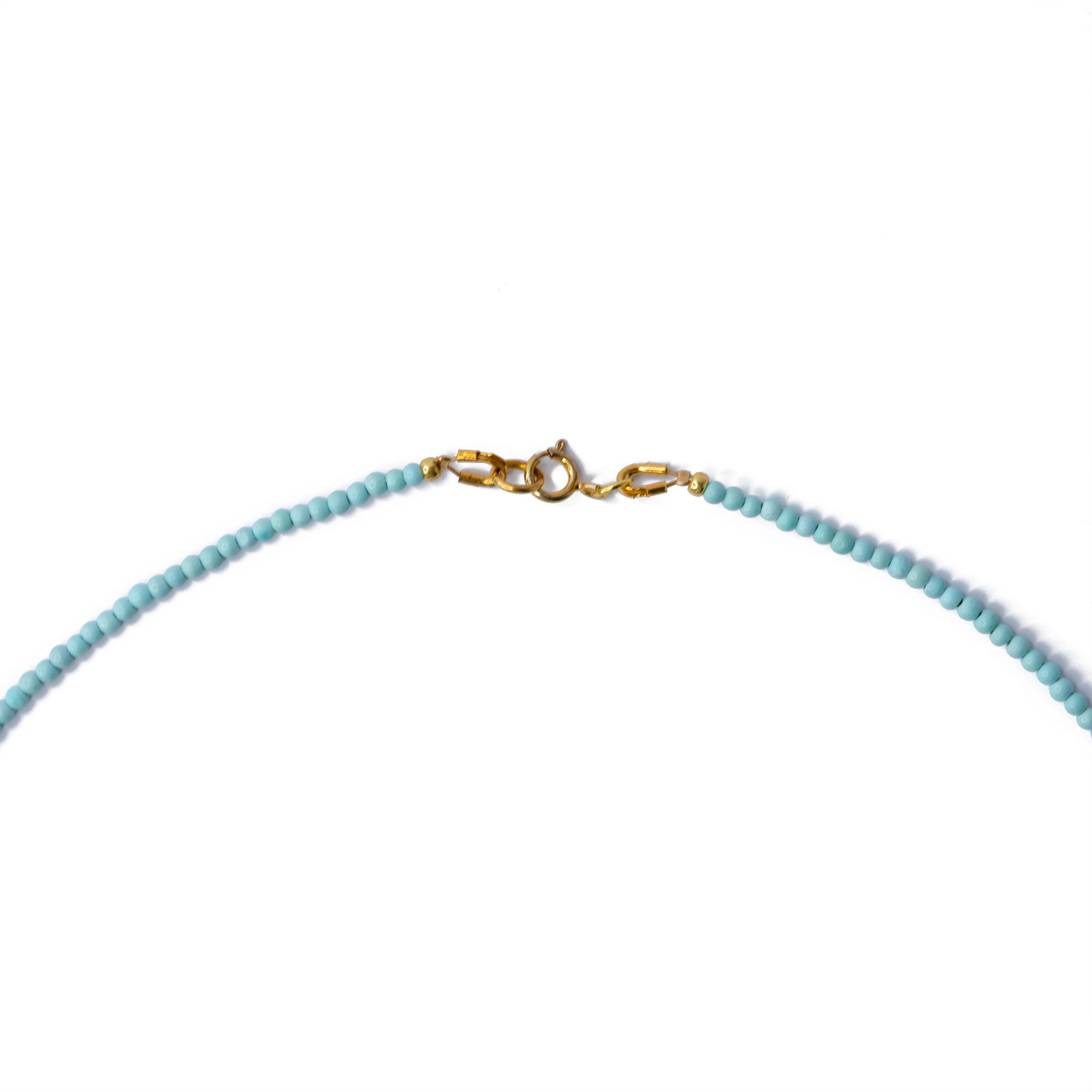 Questa piccola collana di turchese azzurro ti farà sentire sereno e chic senza sforzo, aggiungendo un tocco di tranquilla eleganza al tuo stile.

	-	16