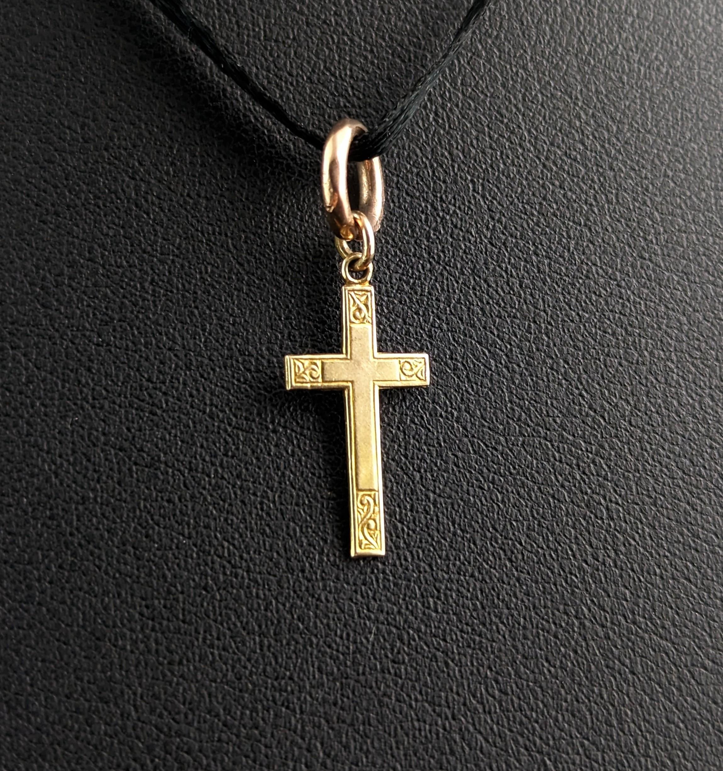 Tiny Vintage 9k gold cross pendant, charm  In Good Condition In NEWARK, GB