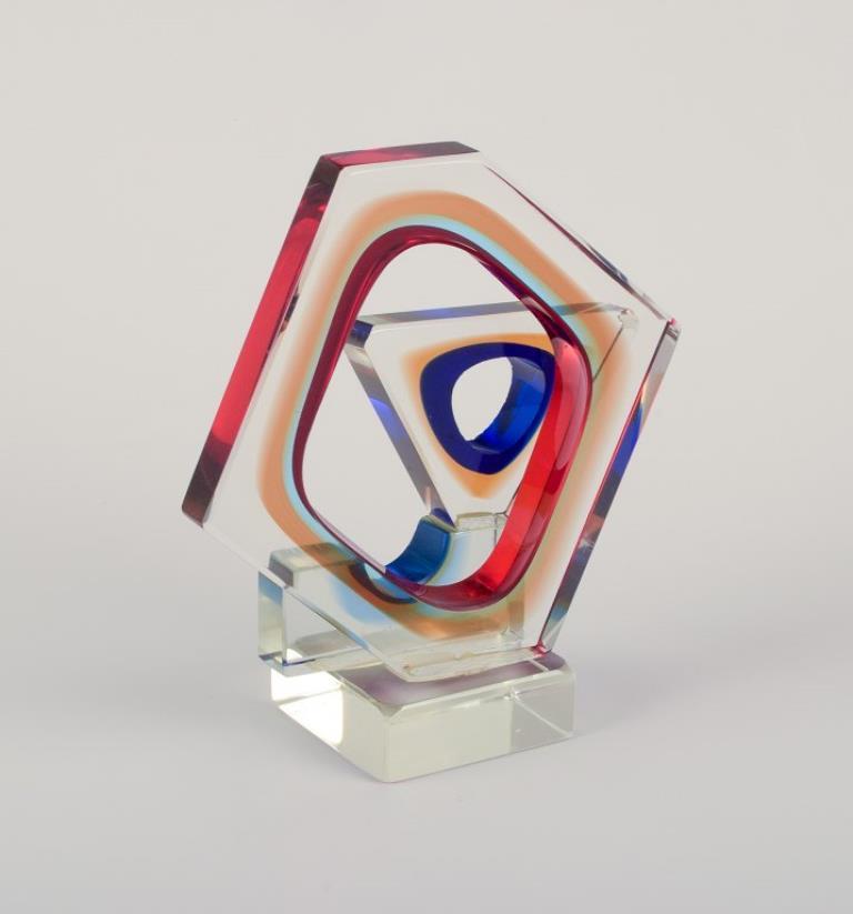 Tiozzo & Ferro pour Murano. Sculpture cubiste en verre d'art.
Une pièce unique. Verre jaune, bleu, rouge et transparent.
Daté de 1970.
Signé.
En parfait état.
Dimensions : L 14,0 cm. x P 6,0 cm. x H 16,5 cm : L 14,0 cm. x P 6,0 cm. x H 16,5 cm.
