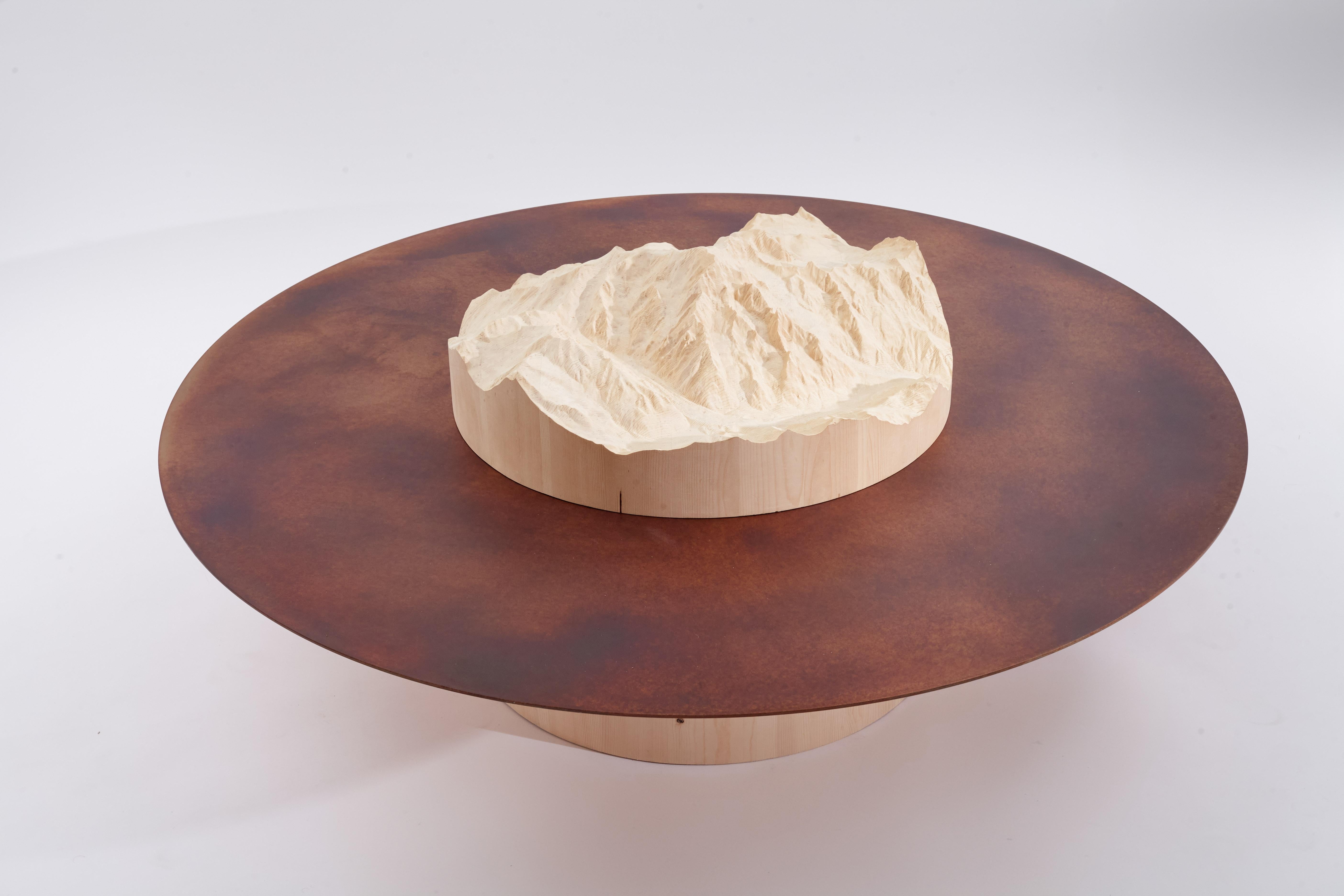 Tip Natural Oak, Flamed Copper Coffee Table by DOLOMITISCH
Dimensions:  D 140 x H 33 cm
Materials: Natural Oak, Flamed Copper. 

Peeping out from a curtain of clouds, mountain profiles rise from the metal tops. With peaks and summits of varying