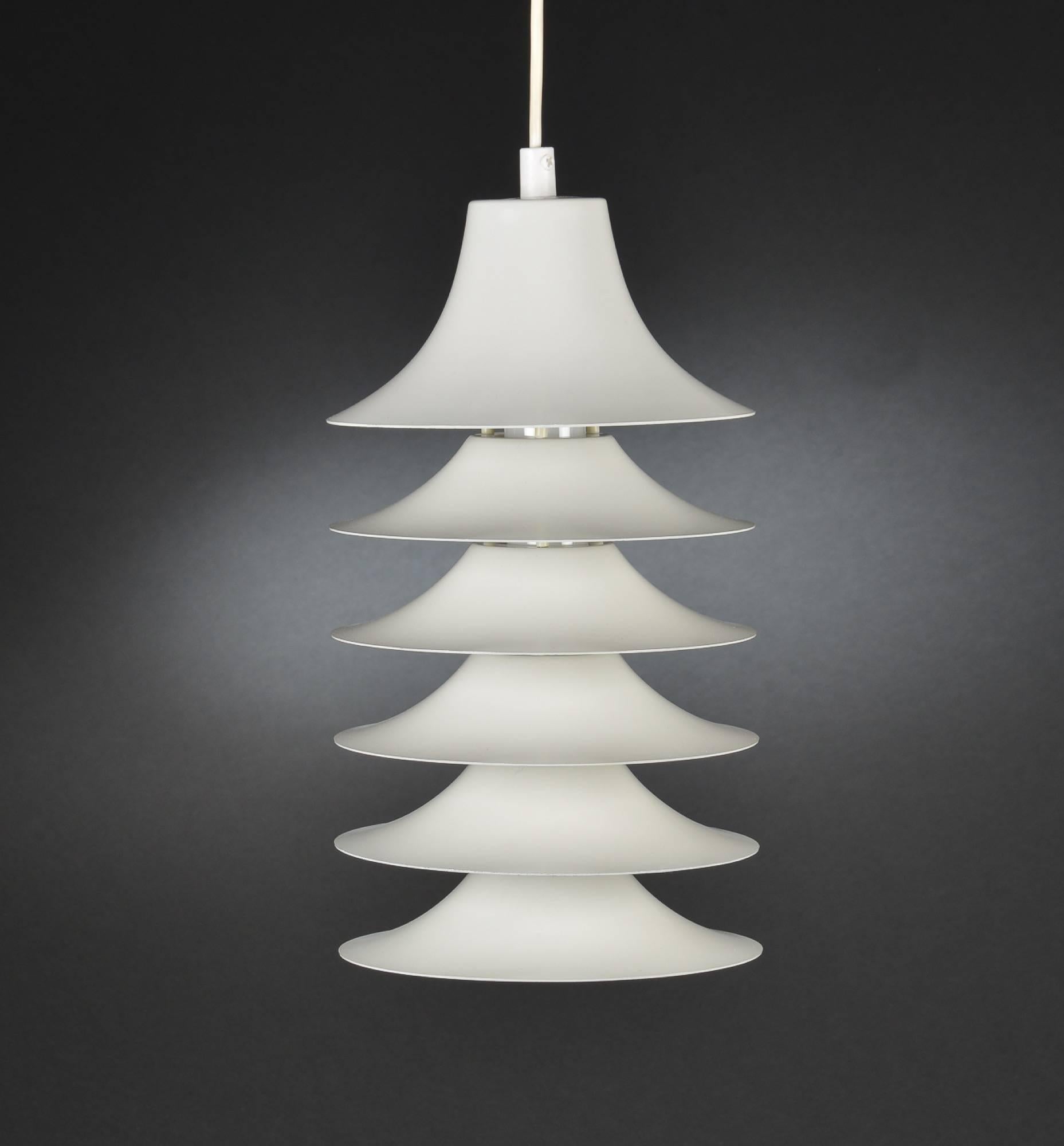 Tip top lamp by Jørgen Gammelgaard for Pandul, 1970s
It is made of six brushed aluminium lampshades lacquered white and fixed to one another with three white metallic long rods. The lampshades are spaced out to accentuate the light effect. The top