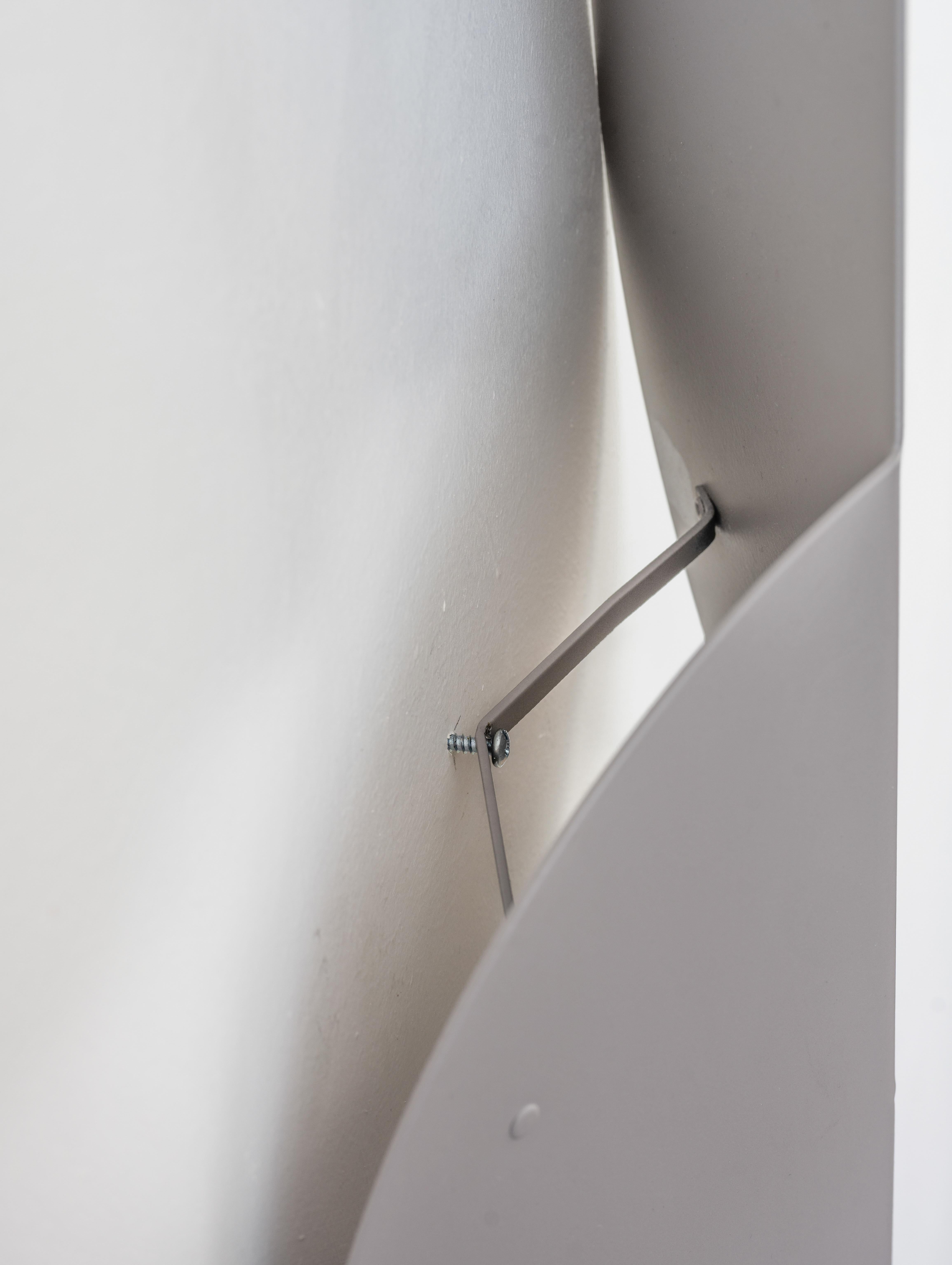 Der Wandbehang Tip-Top in Violettgrau ist eine moderne Erkundung von Form, Faltung und Farbe, inspiriert von den Bauhaus-Designprinzipien der Einfachheit und geometrischen Form. Es kann allein oder zusammen mit anderen Stücken aus der Fold