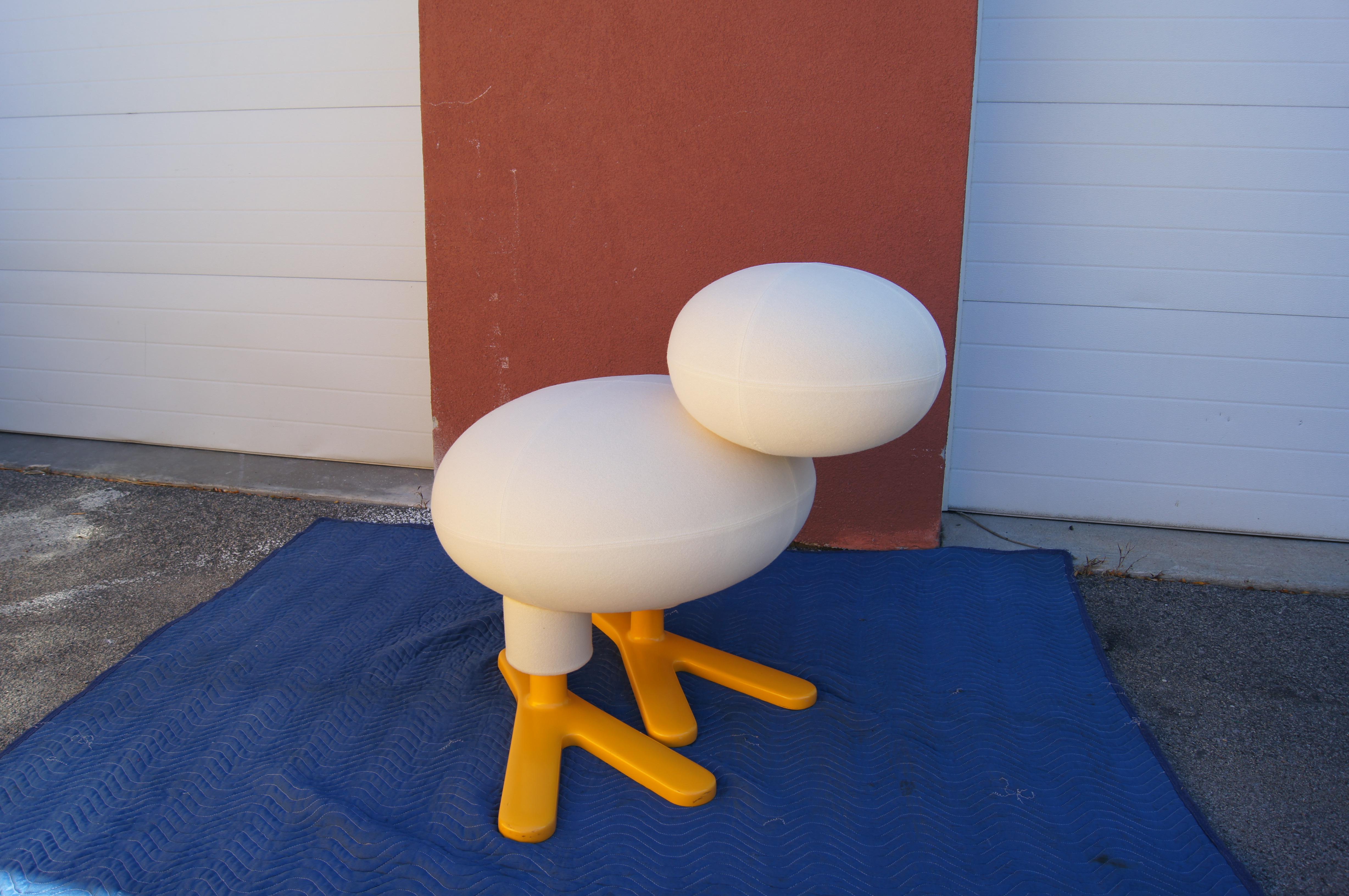 Creata nel 2002 dal designer finlandese Eero Aarnio per il produttore tedesco Adelta, la Tipi Chair è un'interpretazione fantasiosa di ciò che potrebbe essere una seduta. Con le sembianze di un pulcino di grandi dimensioni, la sedia è composta da