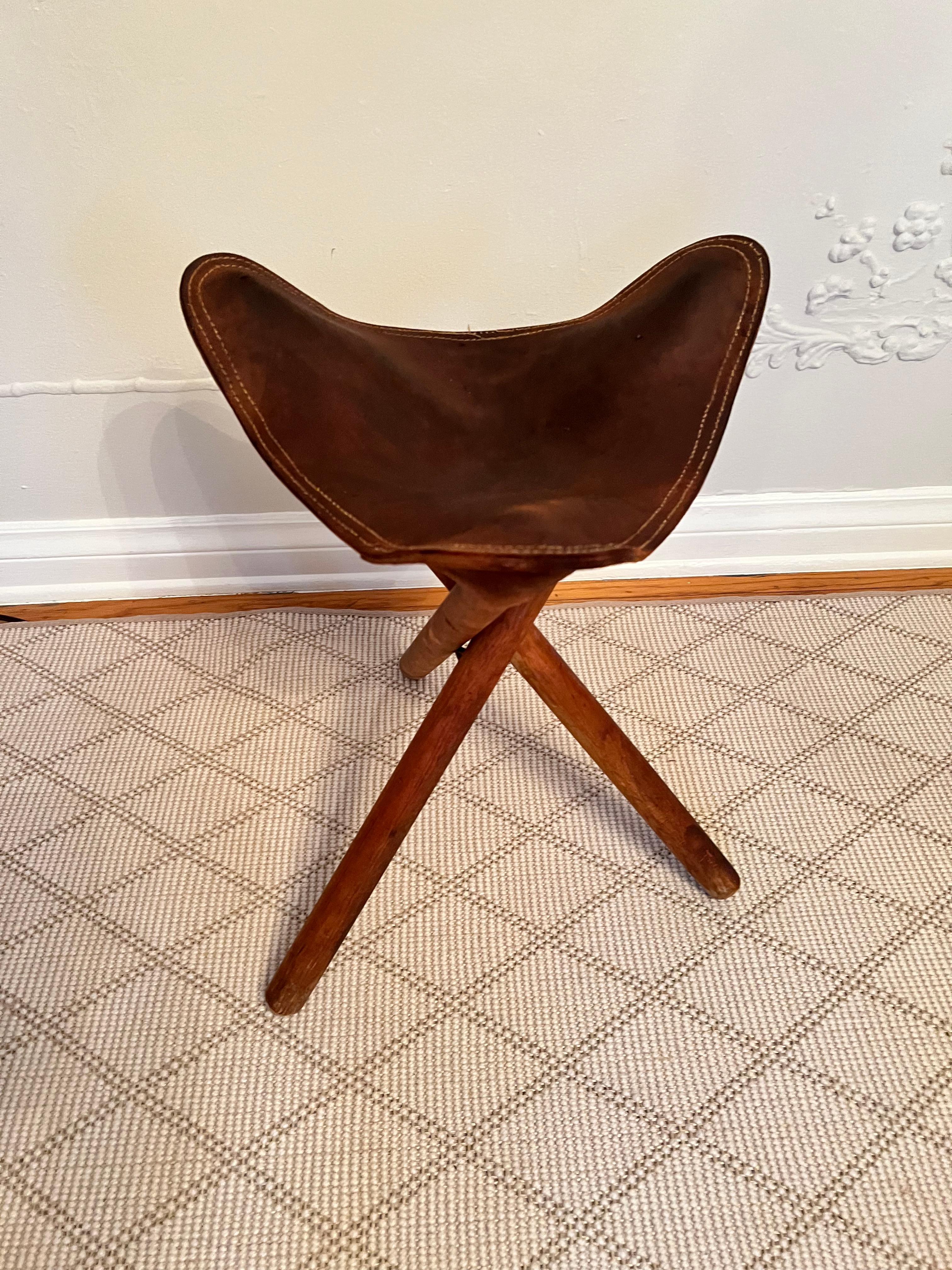 Tipod Leg Wooden Stool with Leather Seat 5