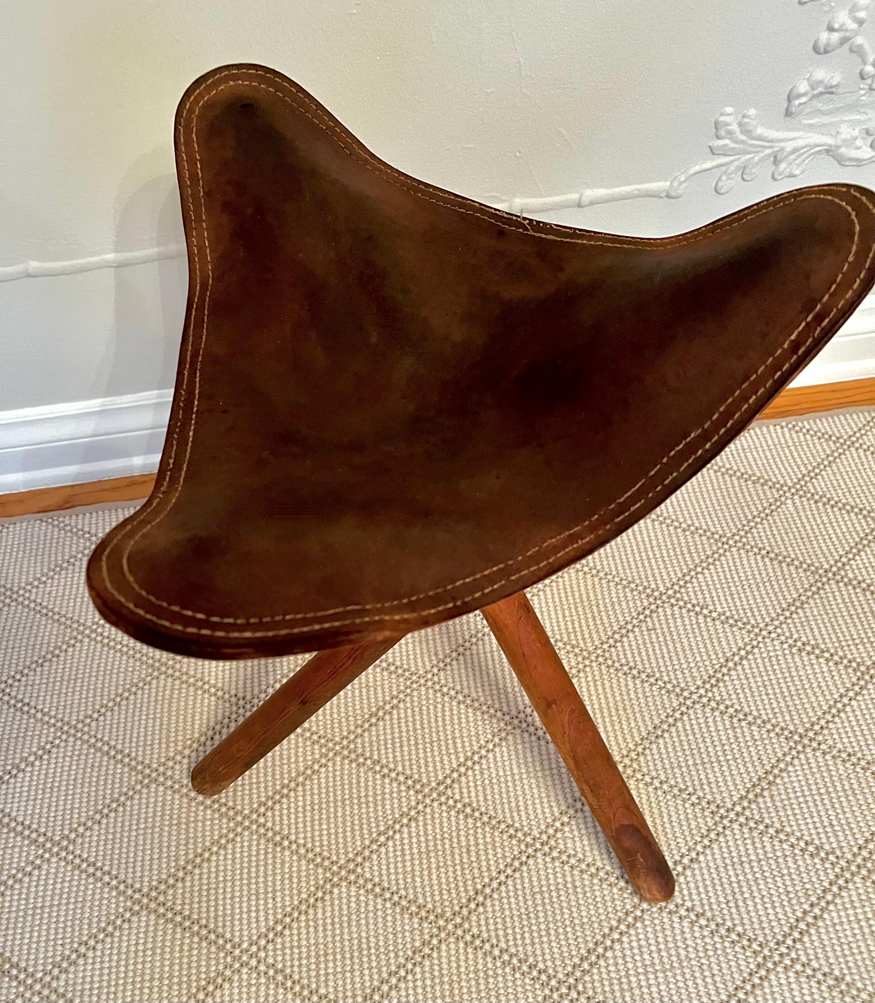 Tipod Leg Wooden Stool with Leather Seat In Good Condition In Los Angeles, CA