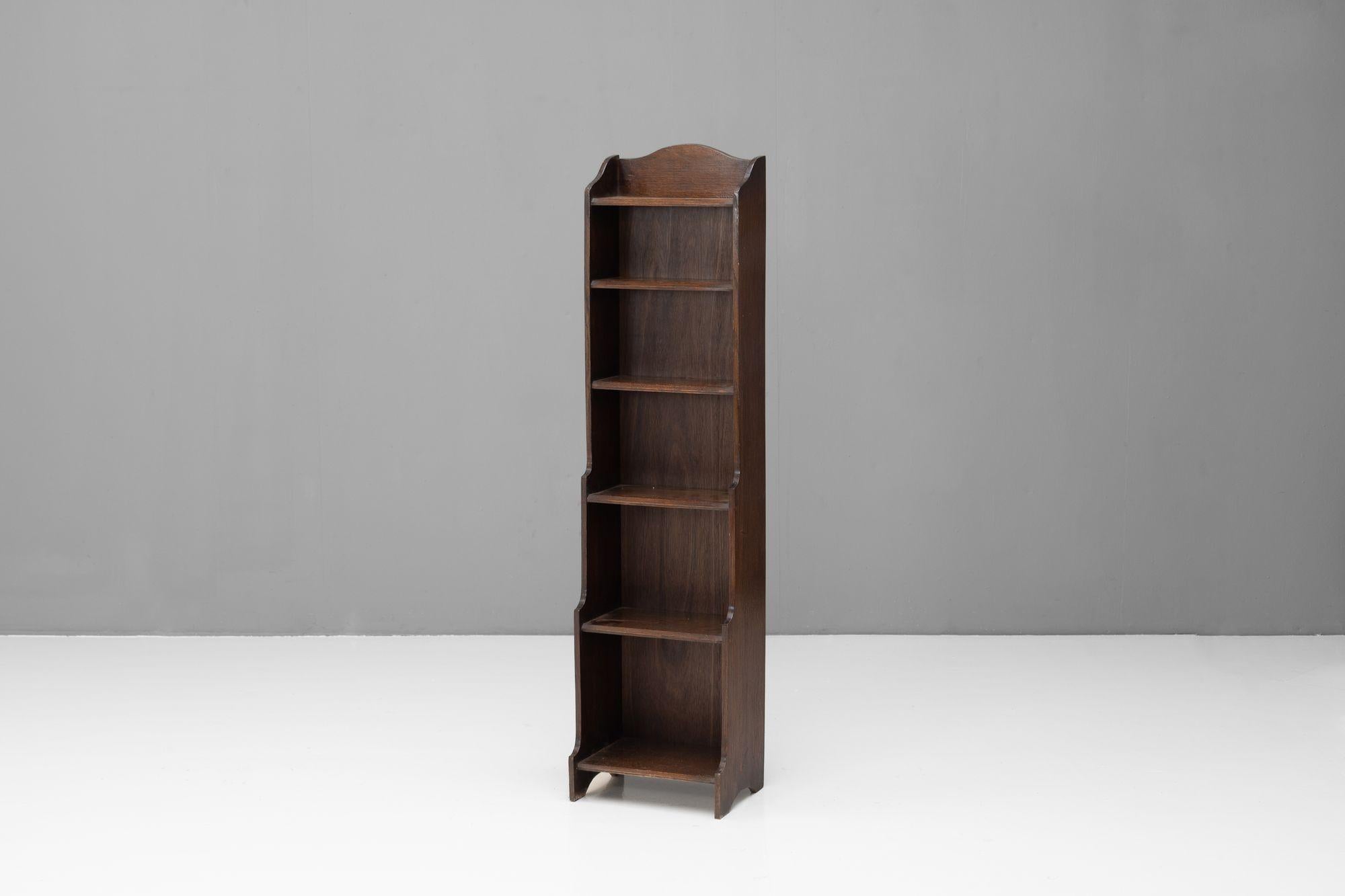 Small sized tiered bookshelves in oak. Circa 1930.

H 132cm x W 33cm x D 26cm