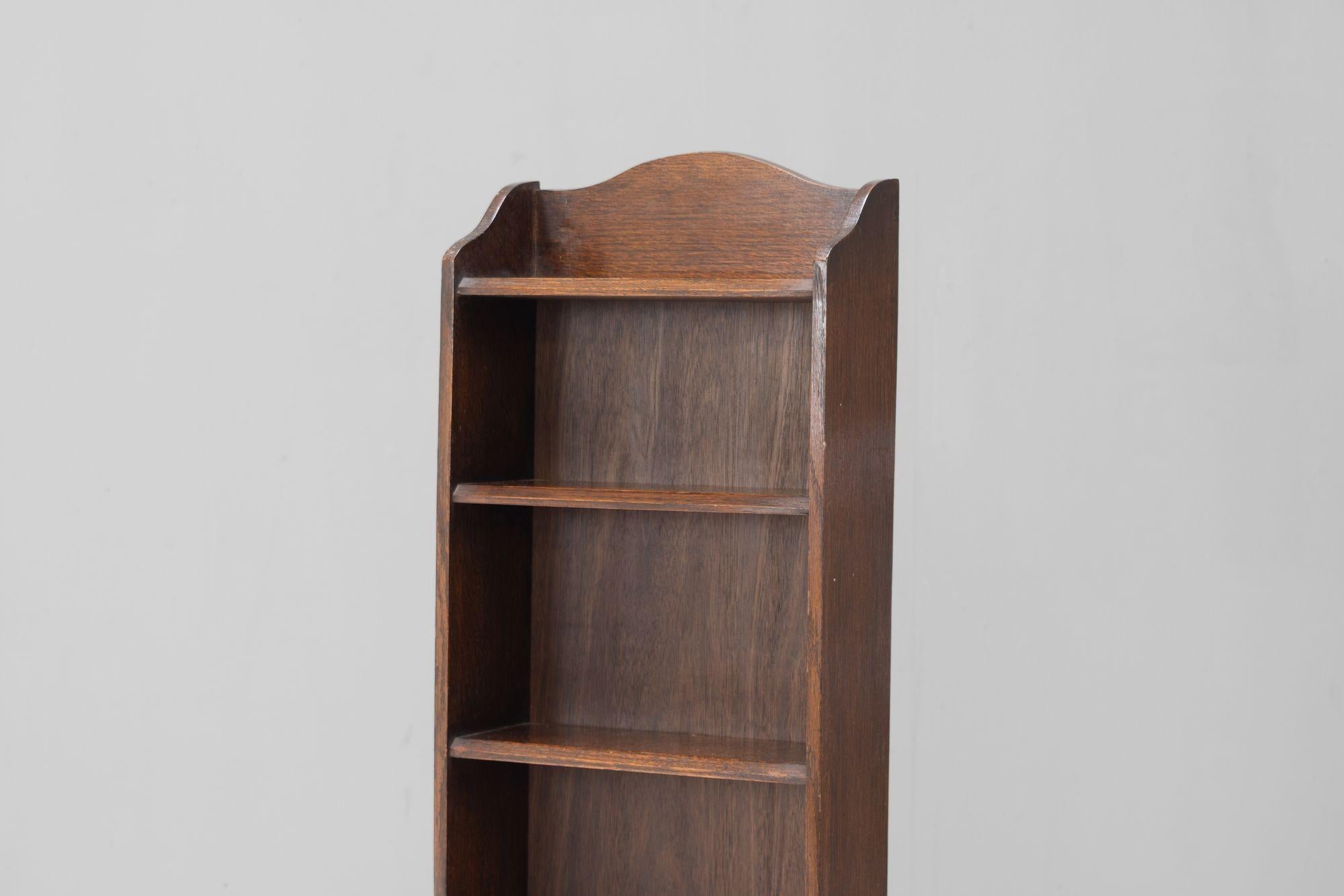 Tired Bookcase In Good Condition For Sale In London, England
