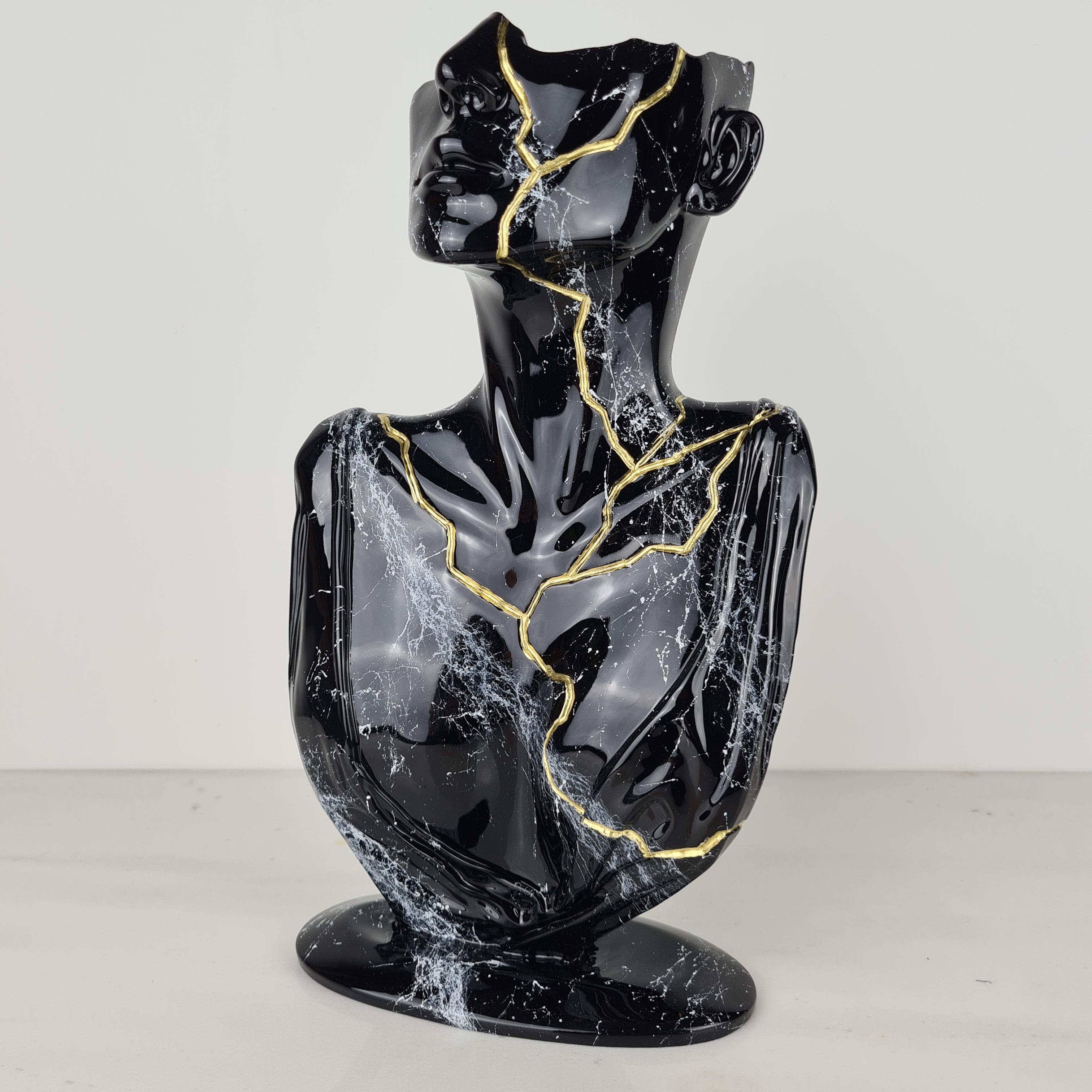 « Red Face », noir et or, 2021, sculpture avec poudre de marbre et résine. Ltd. en vente 2