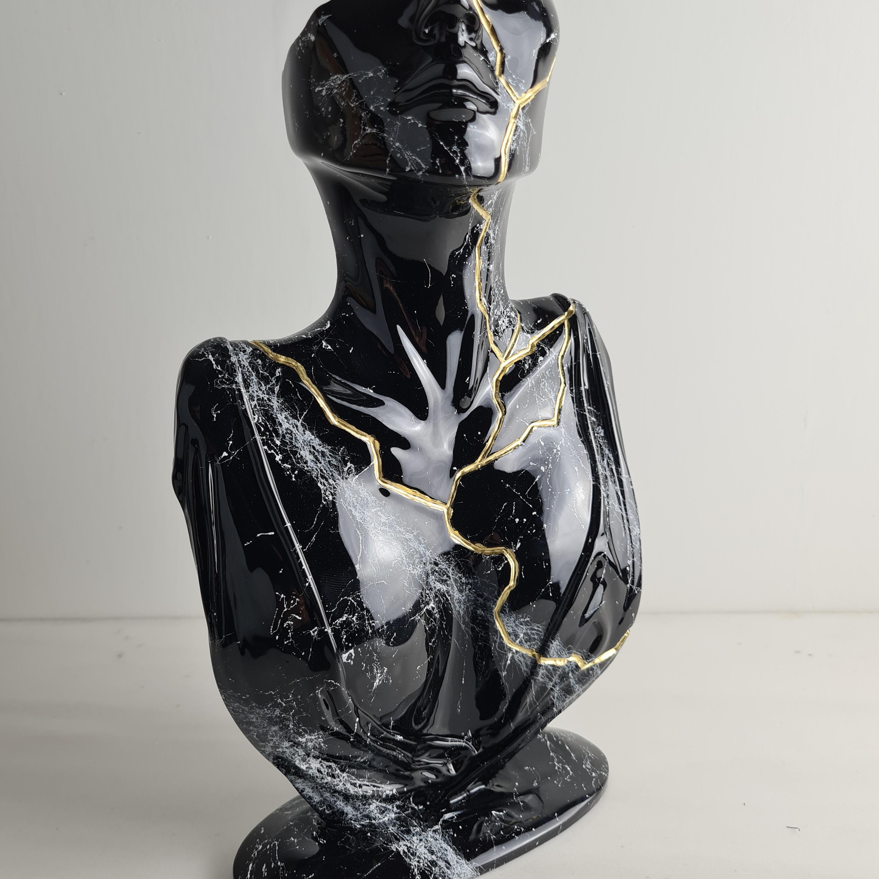 „Tired Face“, Schwarz-Gold-Skulptur, 2021, Skulptur mit Marmorpulver und Harz. Ltd. im Angebot 3