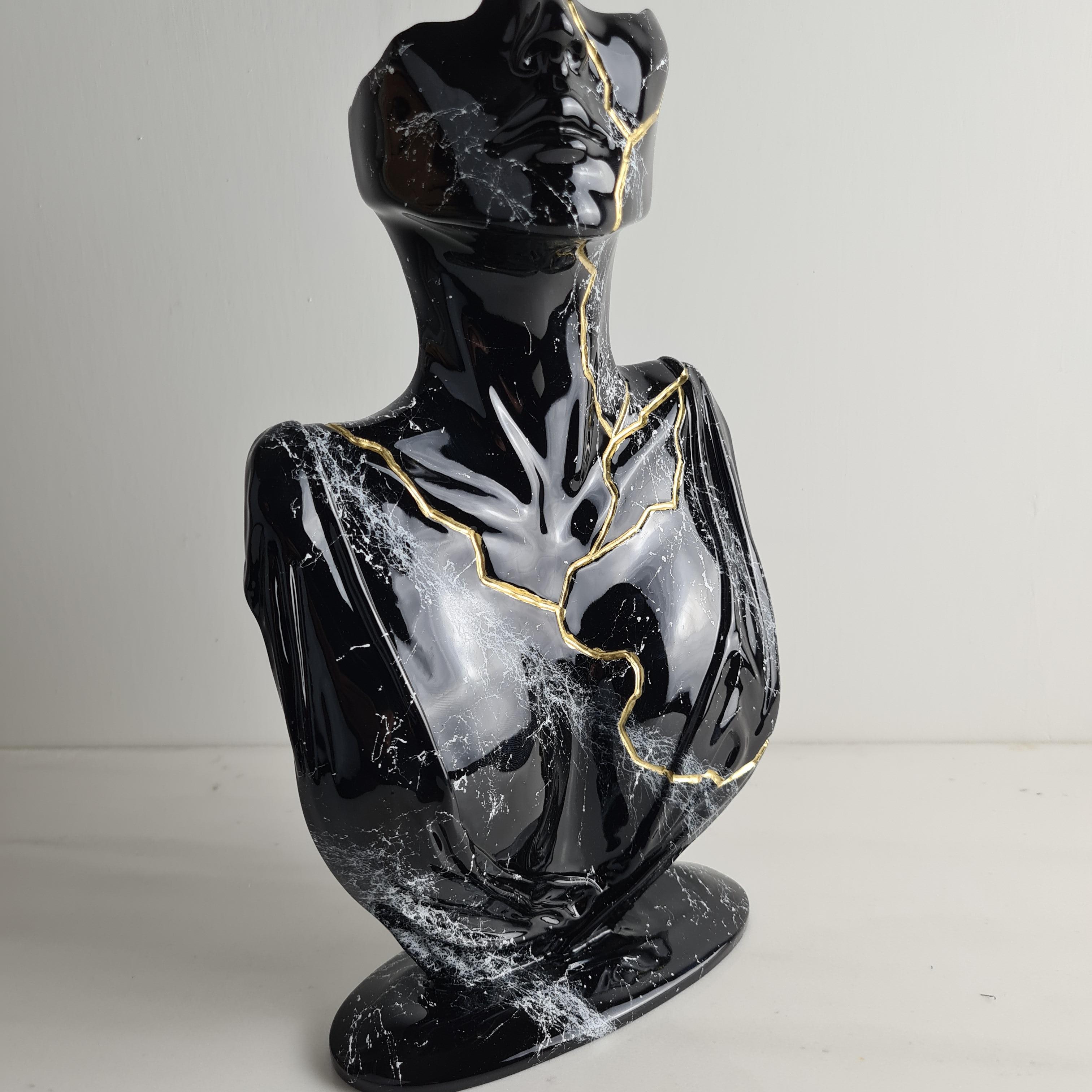 „Tired Face“, Schwarz-Gold-Skulptur, 2021, Skulptur mit Marmorpulver und Harz. Ltd. im Angebot 4