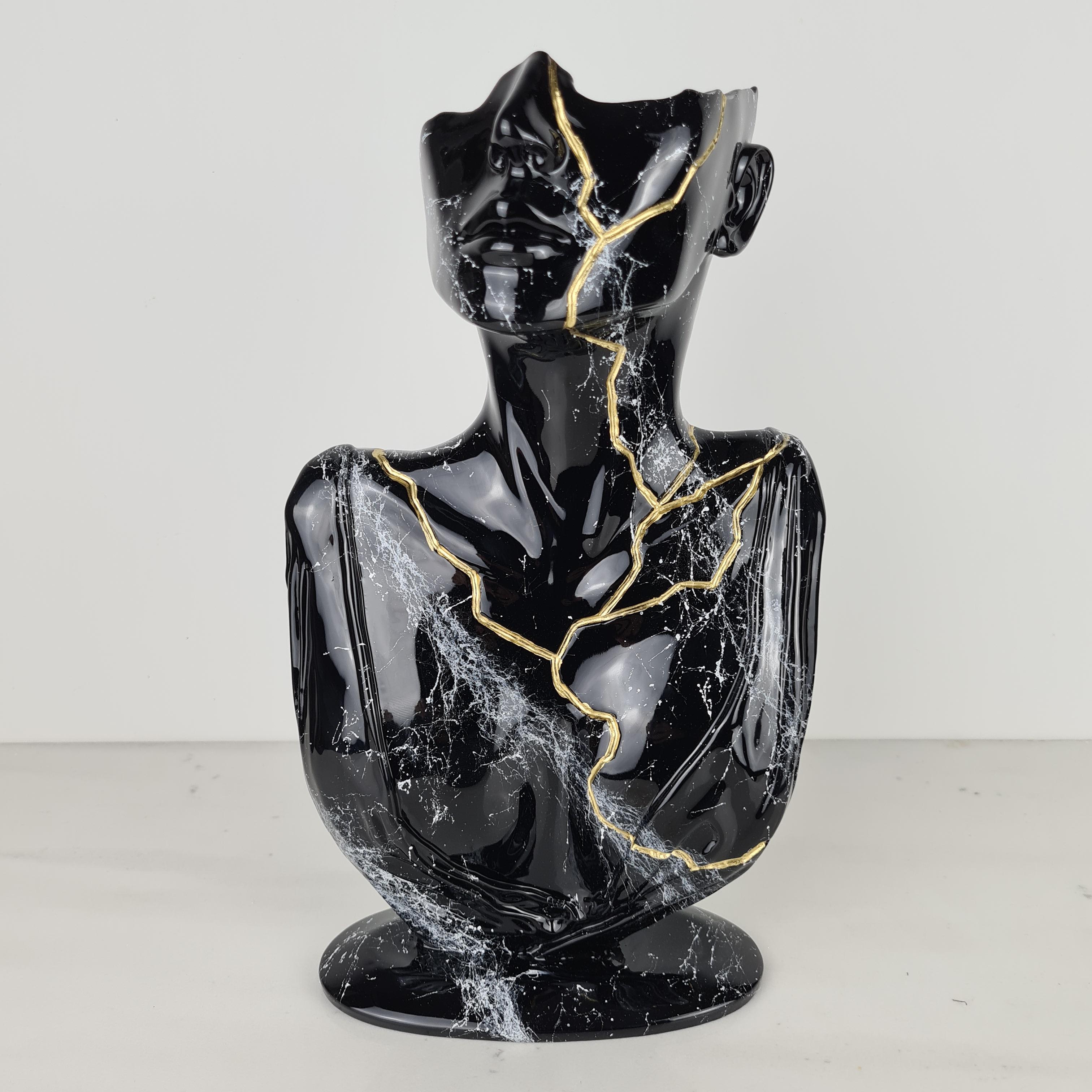 Born in 1992 in Macerata in the Marche region, the Italian artist carried out a path that between studies of Surveyor and Architecture led him to a long collaboration with a craft company in
resin. In close contact with sculptures and design
