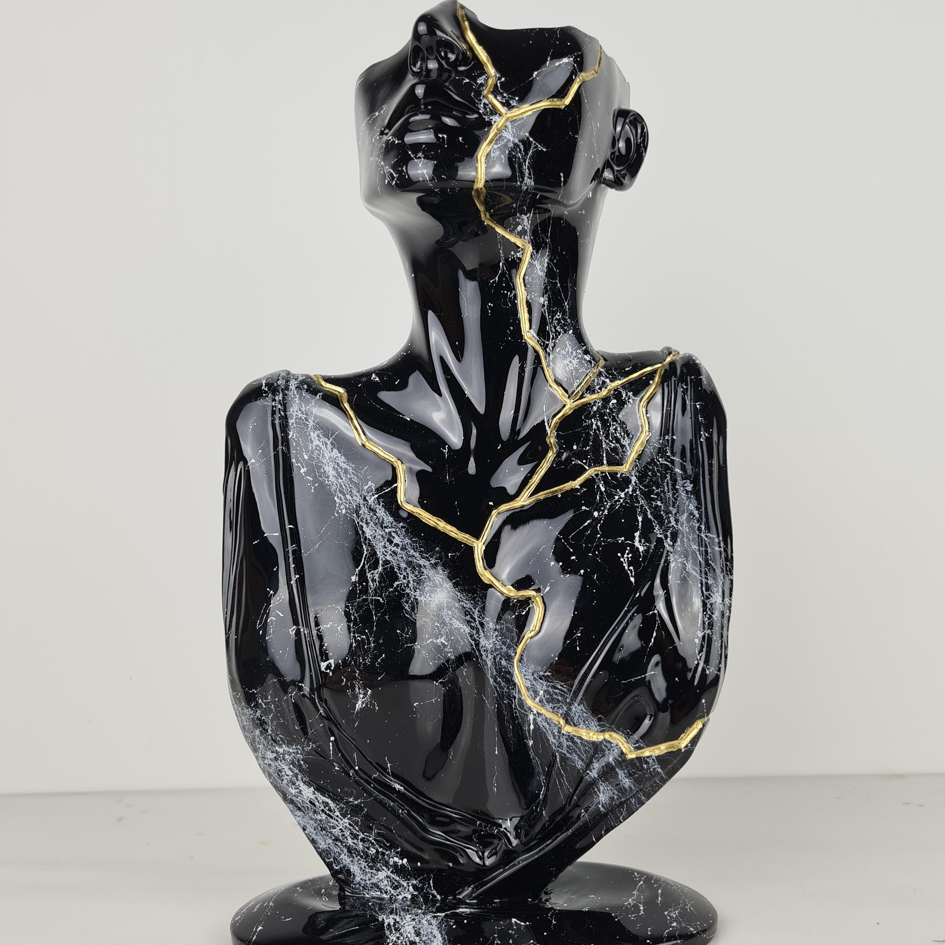 „Tired Face“, Schwarz-Gold-Skulptur, 2021, Skulptur mit Marmorpulver und Harz. Ltd. (Industriell) im Angebot