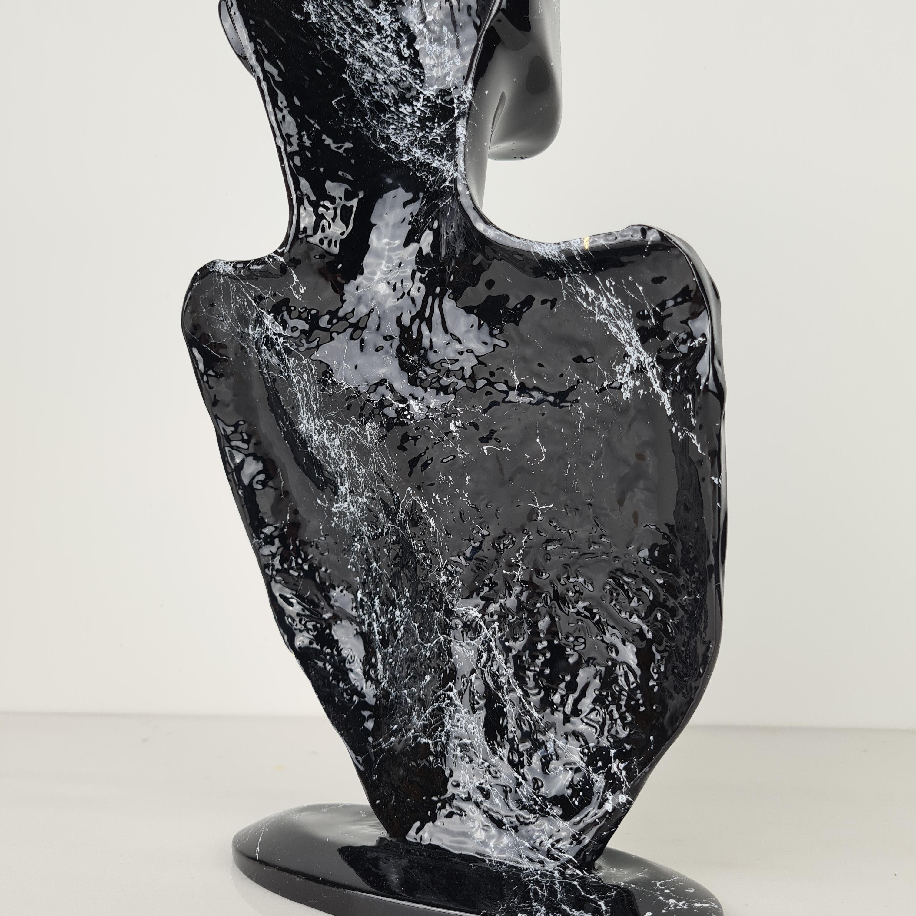 XXIe siècle et contemporain « Red Face », noir et or, 2021, sculpture avec poudre de marbre et résine. Ltd. en vente