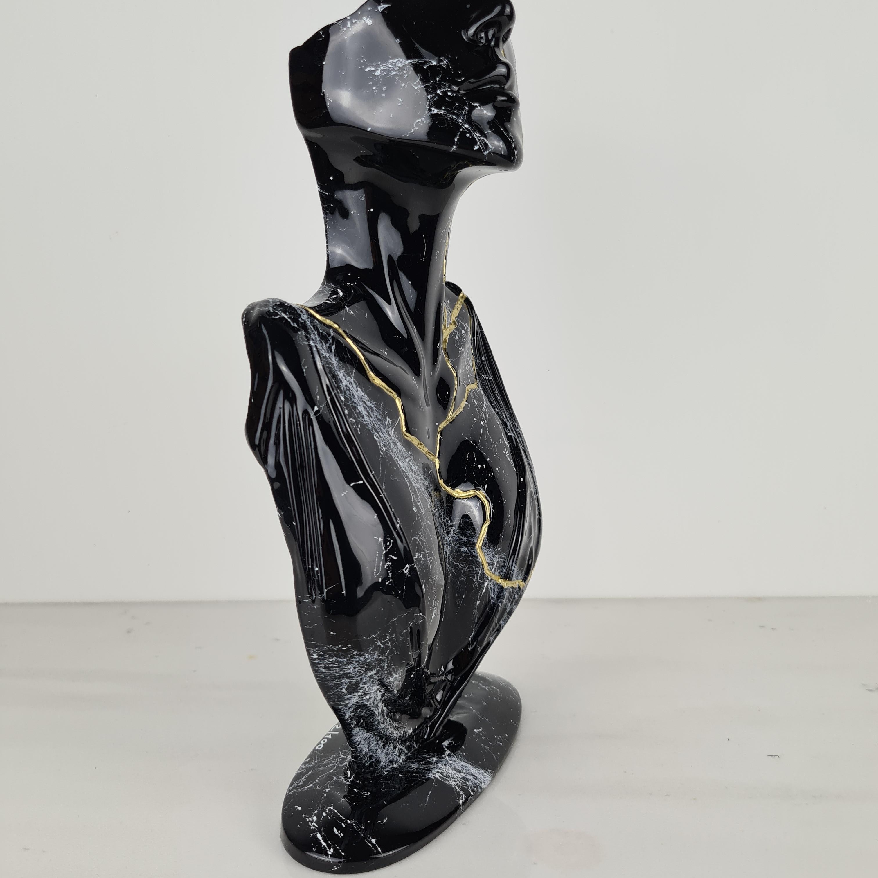 „Tired Face“, Schwarz-Gold-Skulptur, 2021, Skulptur mit Marmorpulver und Harz. Ltd. im Angebot 1