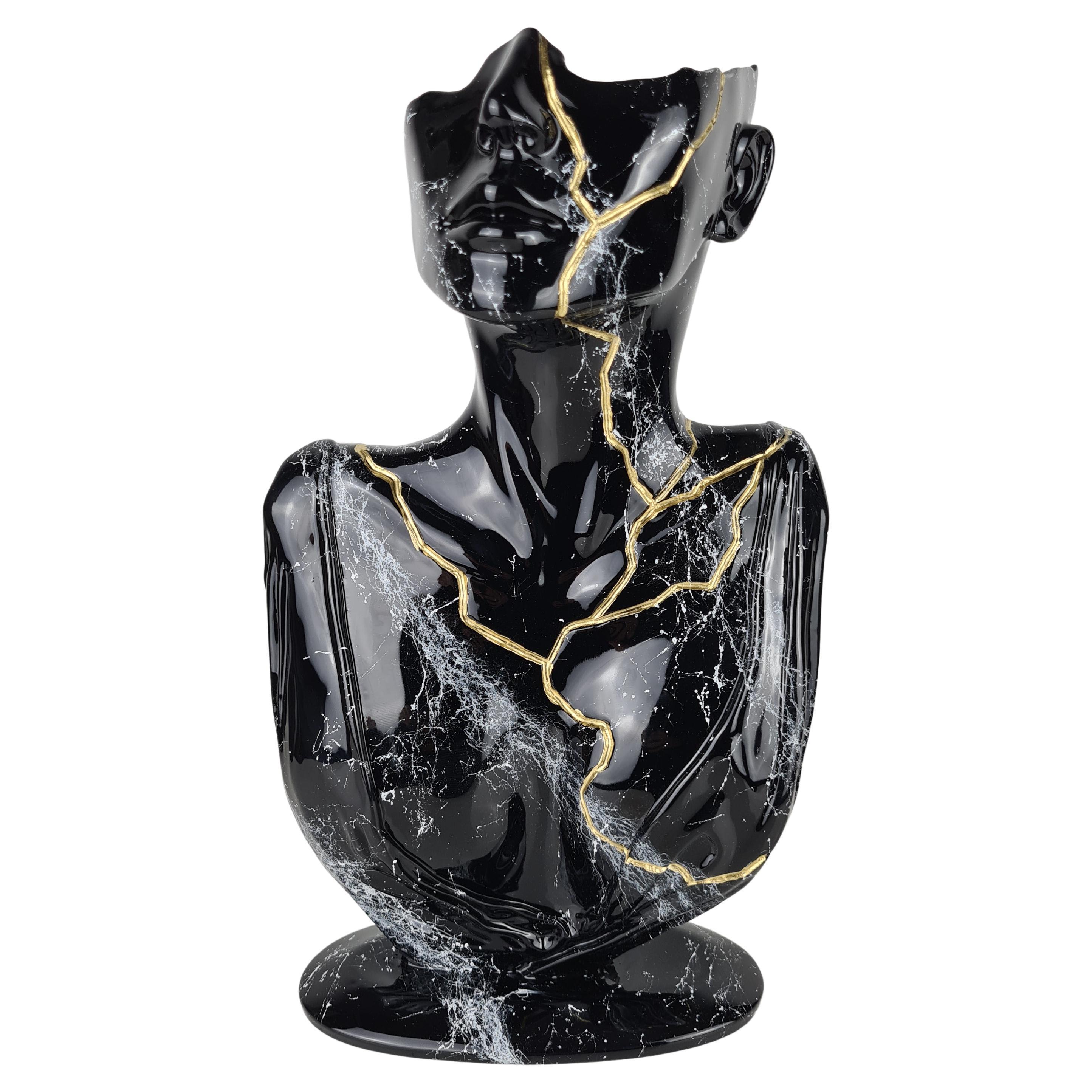 „Tired Face“, Schwarz-Gold-Skulptur, 2021, Skulptur mit Marmorpulver und Harz. Ltd.