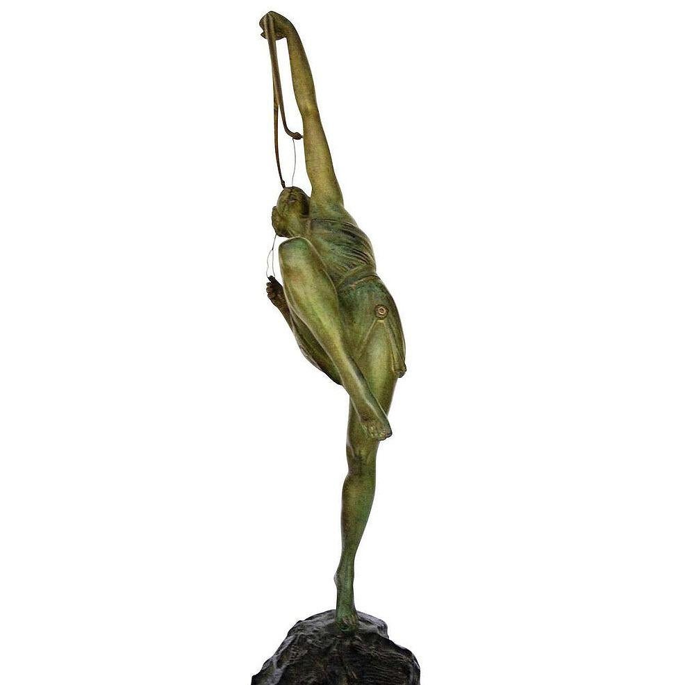 Diseñada por el escultor francés Pierre Le Faguays en 1925, esta estatua Art Decó de bronce muestra a una joven arquera griega llamada 