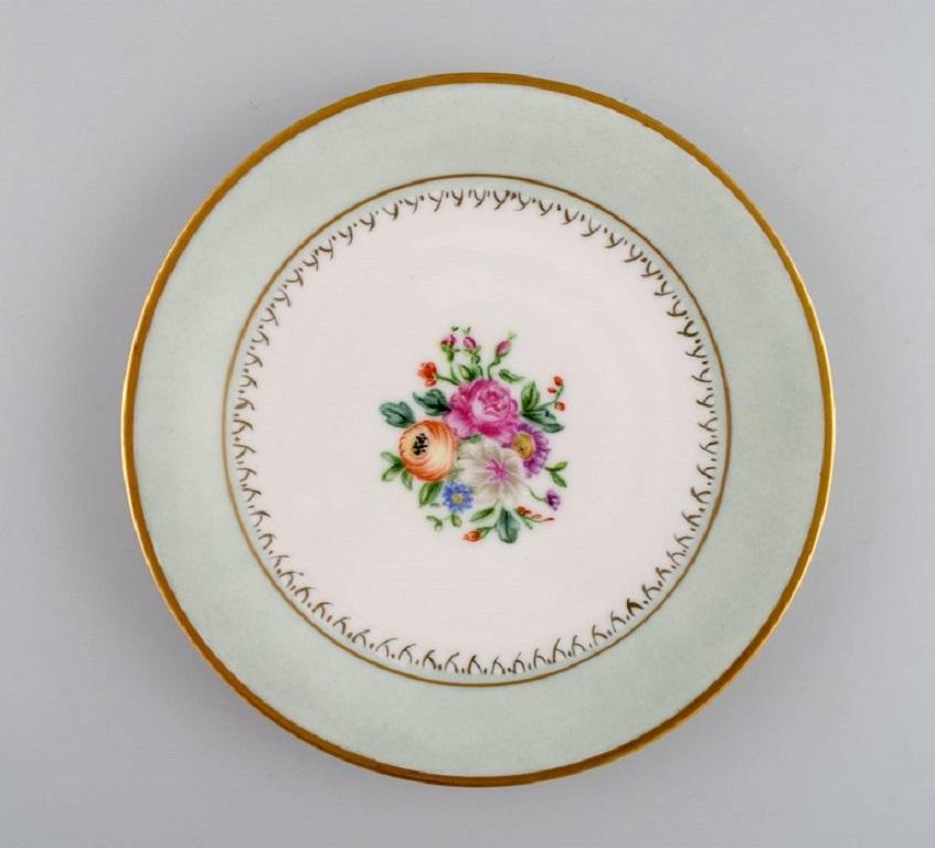Tirschenreuth, Germany. Eight cake plates in hand-painted porcelain with flowers and gold decoration. 
Mid-20th century.
Diameter: 17.5 cm.
In excellent condition.
Stamped.