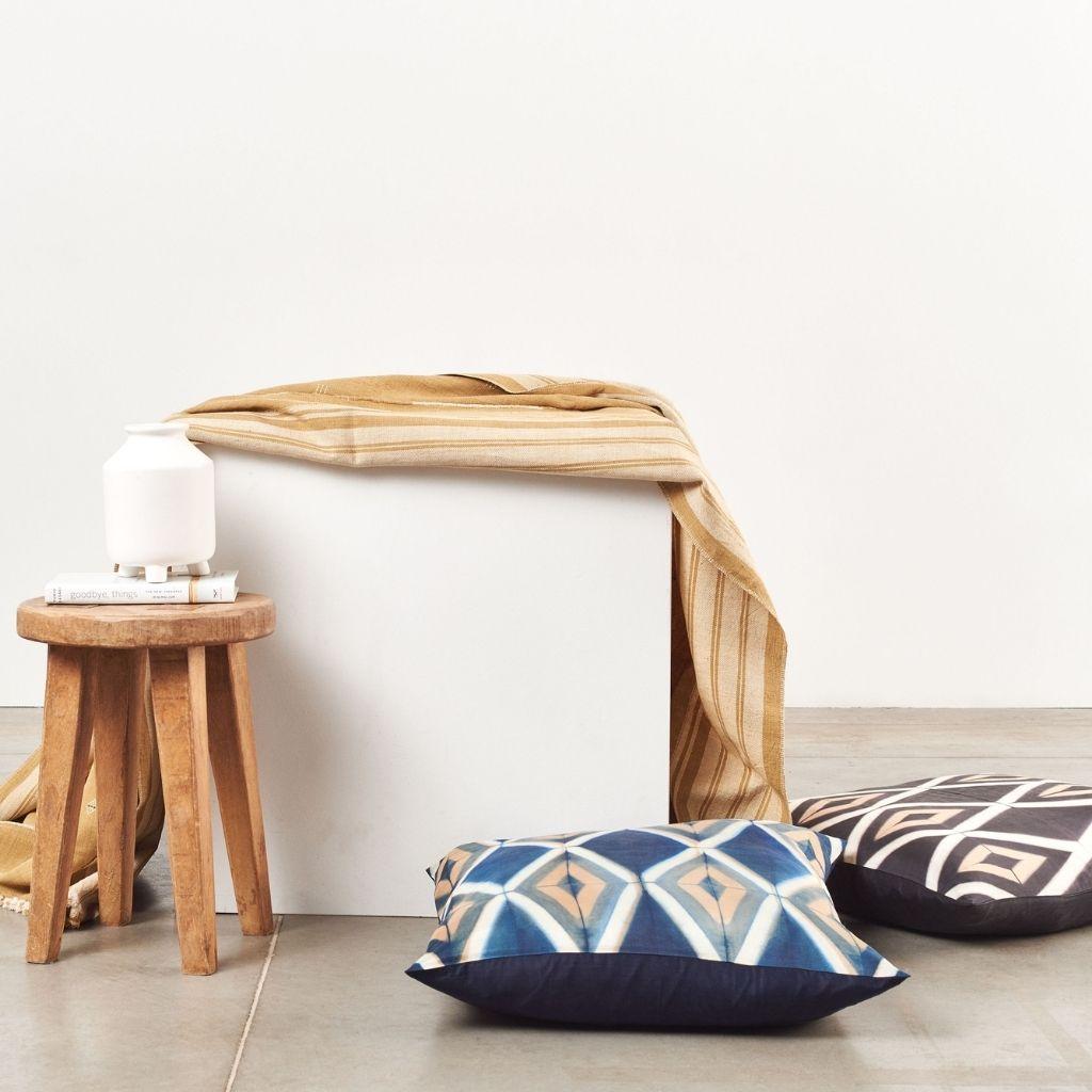 Cuscino in seta di gelso Tisa Black con stampa Shibori realizzata a mano in vendita 1