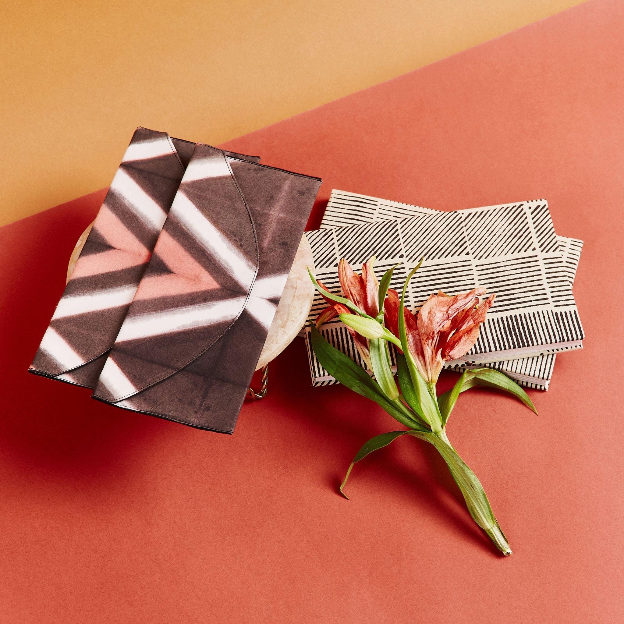 Tisa Bolsa de Algodón Negro Rosa Shibori Hecha a Mano Residuo Cero en Nuevo estado para la venta en Bloomfield Hills, MI