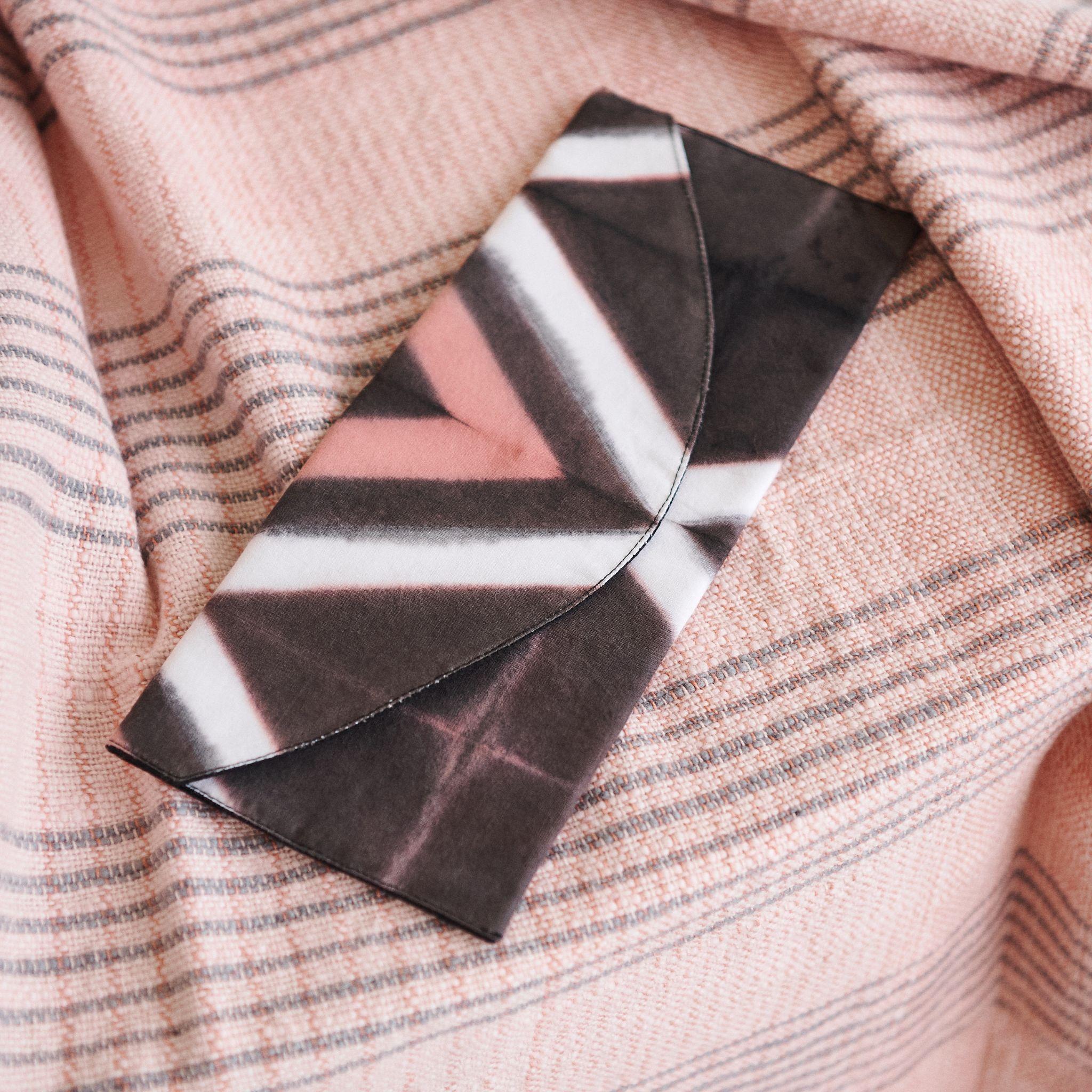 Tisa Bolsa de Algodón Negro Rosa Shibori Hecha a Mano Residuo Cero en venta 2