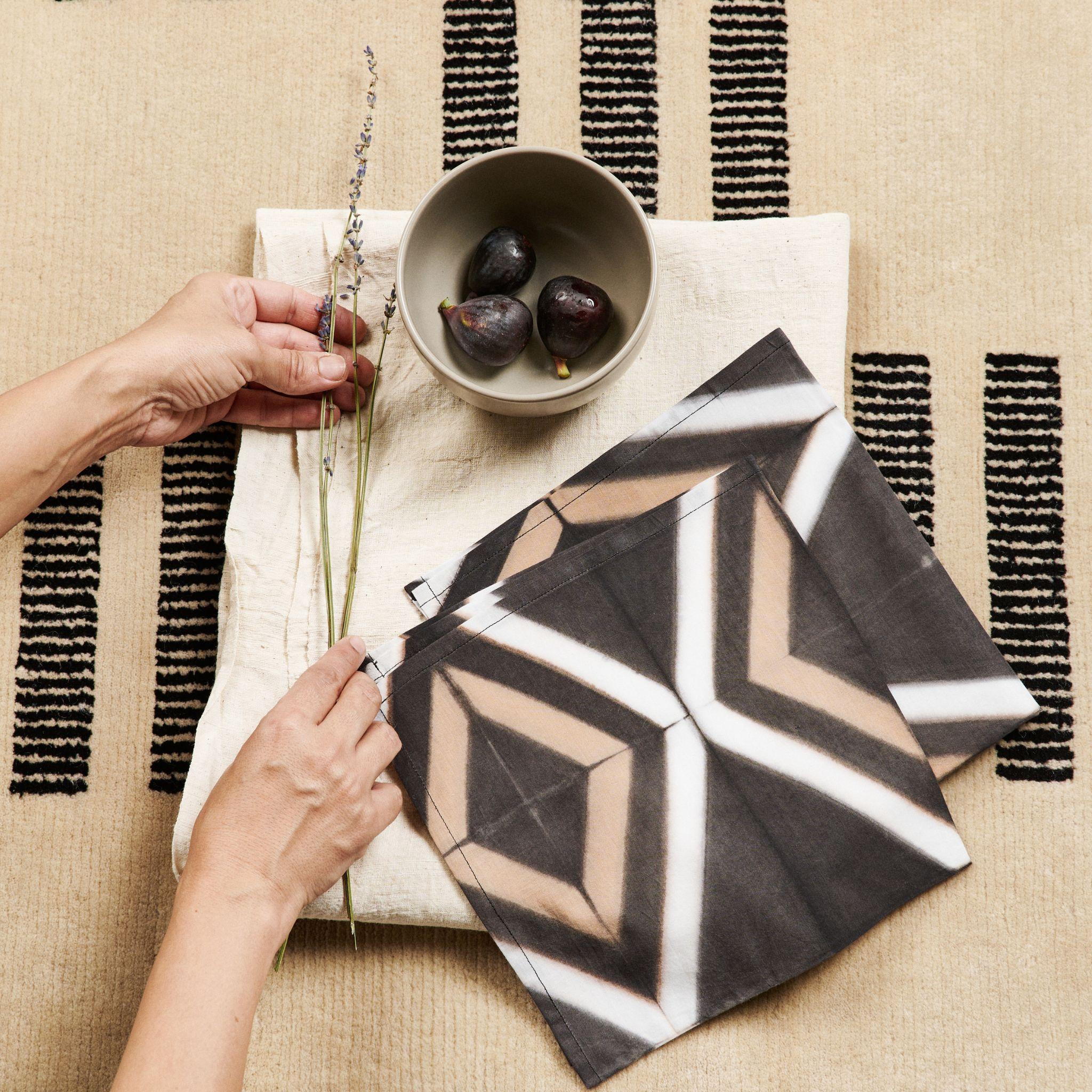 La serviette de table Tisa Black est une serviette artisanale unique. Créés de manière artistique et éthique par des artisans en Inde selon la technique de la teinture à la pince, en utilisant uniquement des teintures naturelles pures. Il s'agit