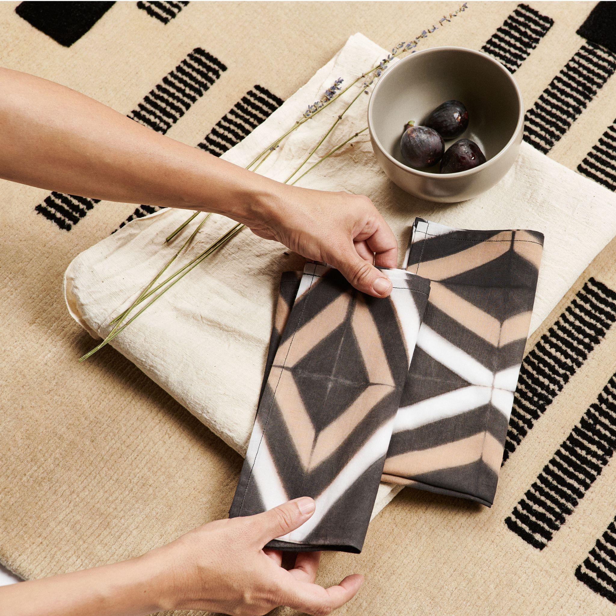 Moderne Serviette de table en coton Tisa, noir et beige, fabriquée à la main par des artisans (  Ensemble de 4 pièces  ) en vente