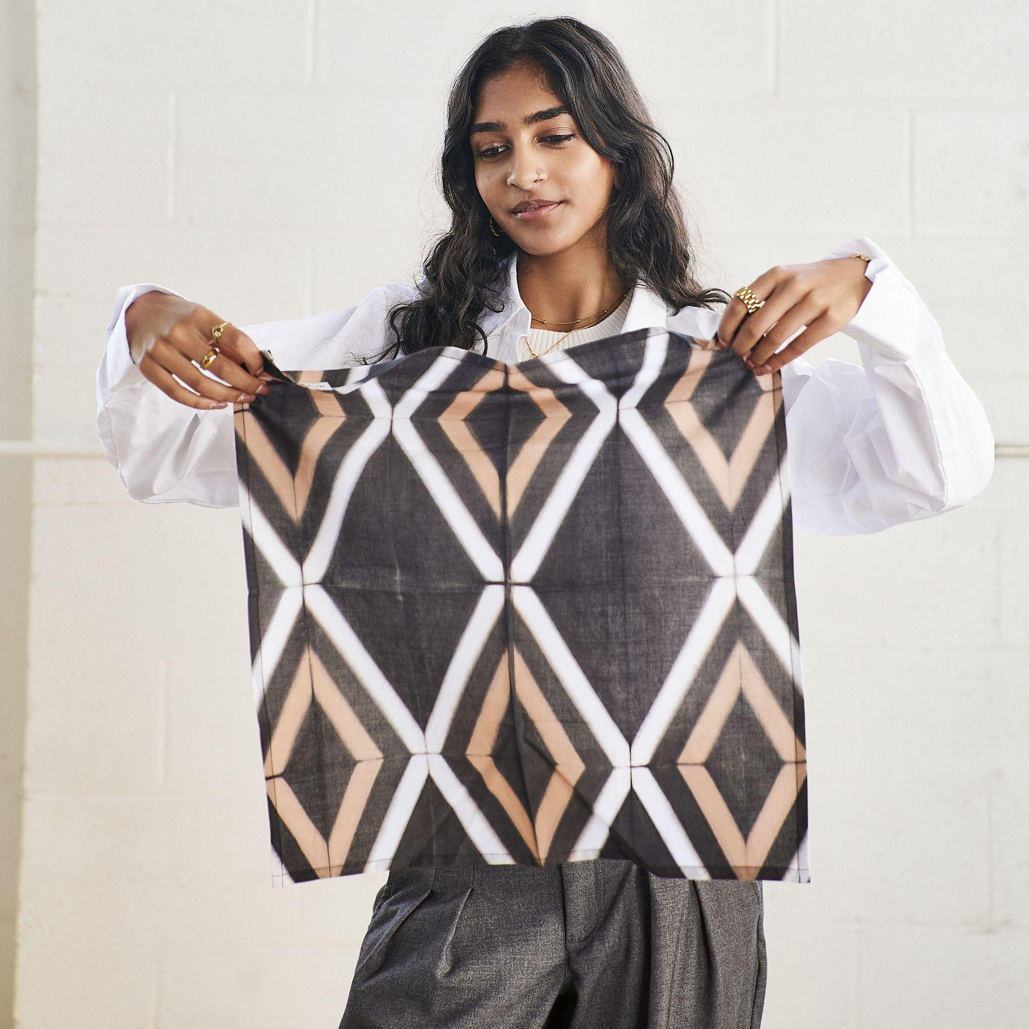Indien Serviette de table en coton Tisa, noir et beige, fabriquée à la main par des artisans (  Ensemble de 4 pièces  ) en vente