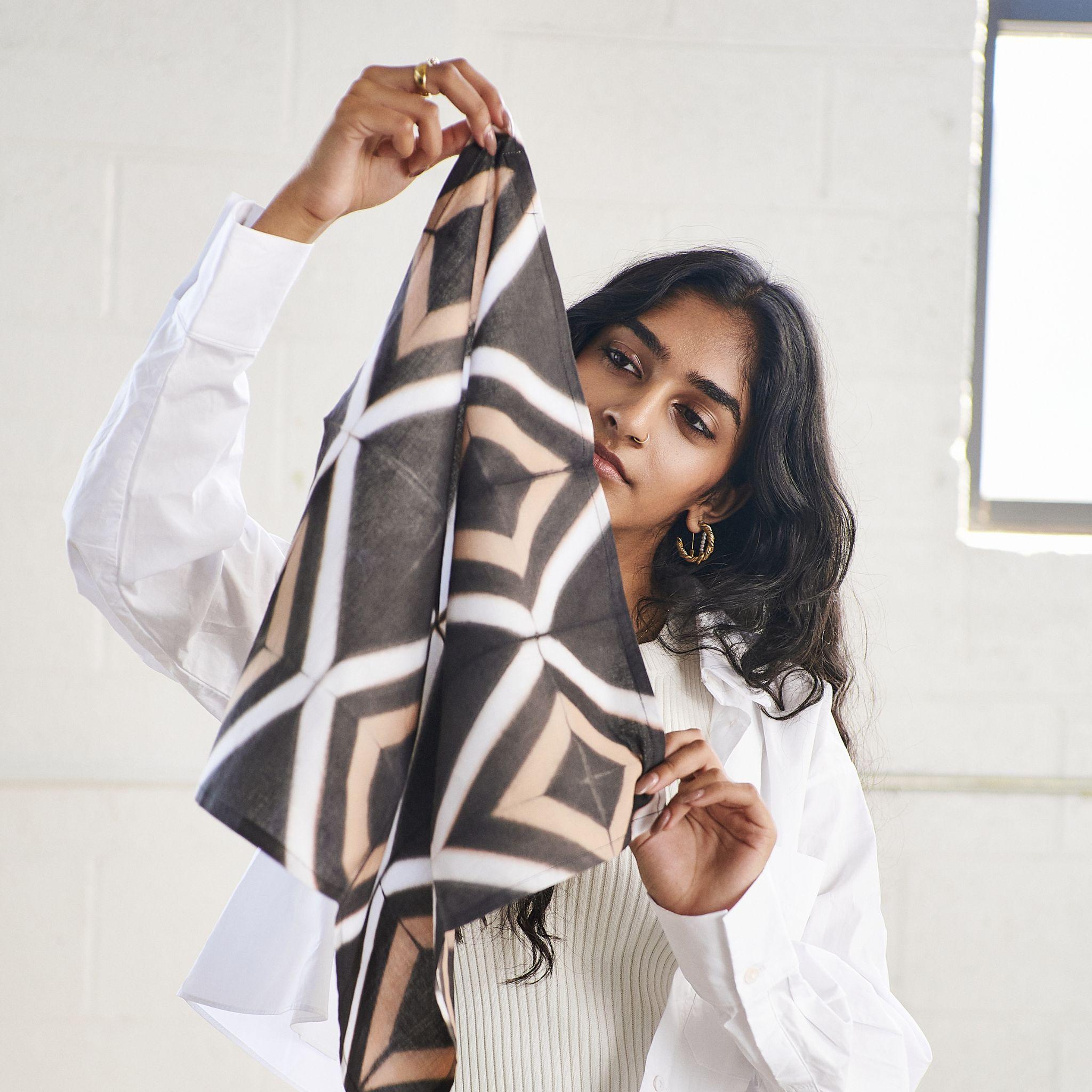 Teint Serviette de table en coton Tisa, noir et beige, fabriquée à la main par des artisans (  Ensemble de 4 pièces  ) en vente