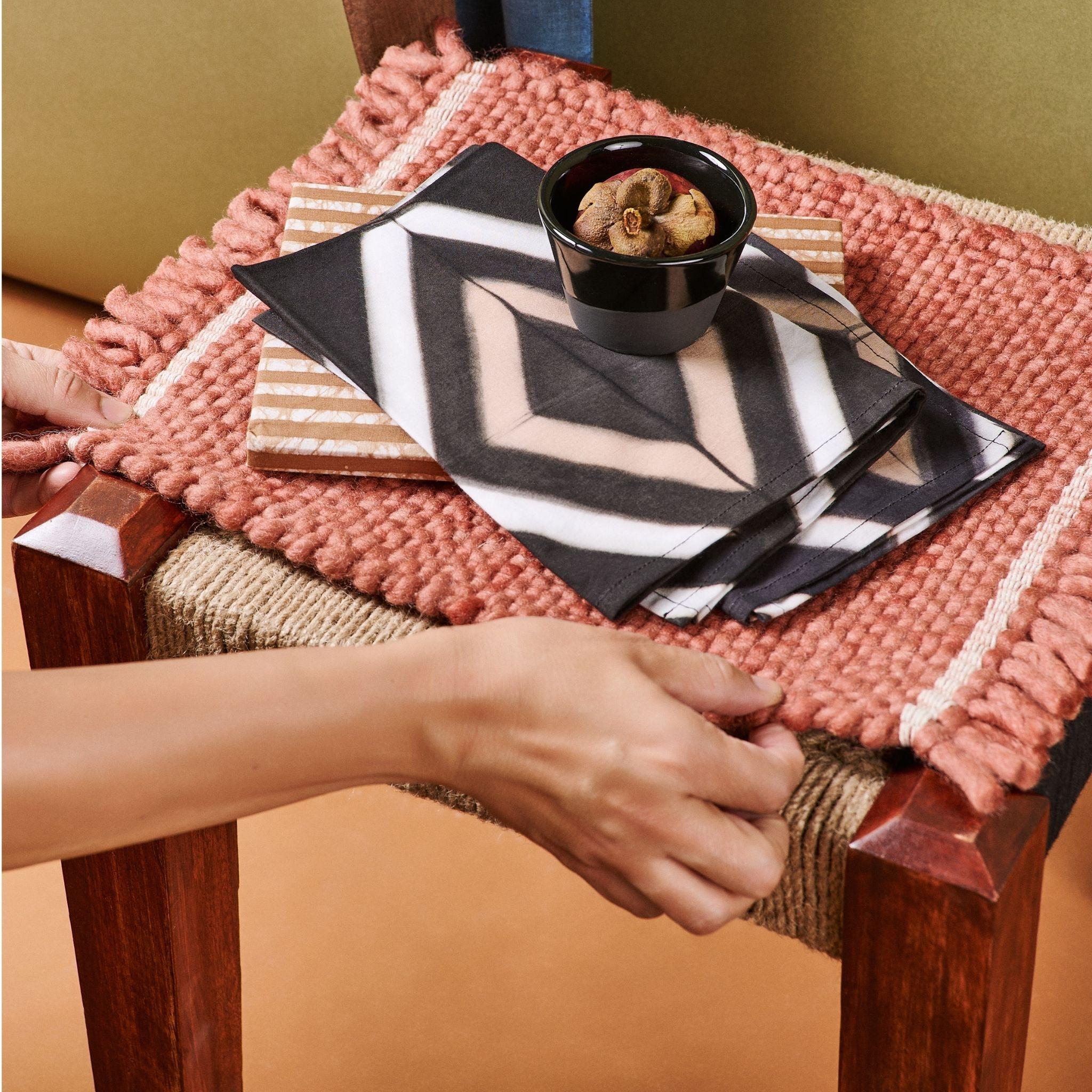 Serviette de table en coton Tisa, noir et beige, fabriquée à la main par des artisans (  Ensemble de 4 pièces  ) Neuf - En vente à Bloomfield Hills, MI