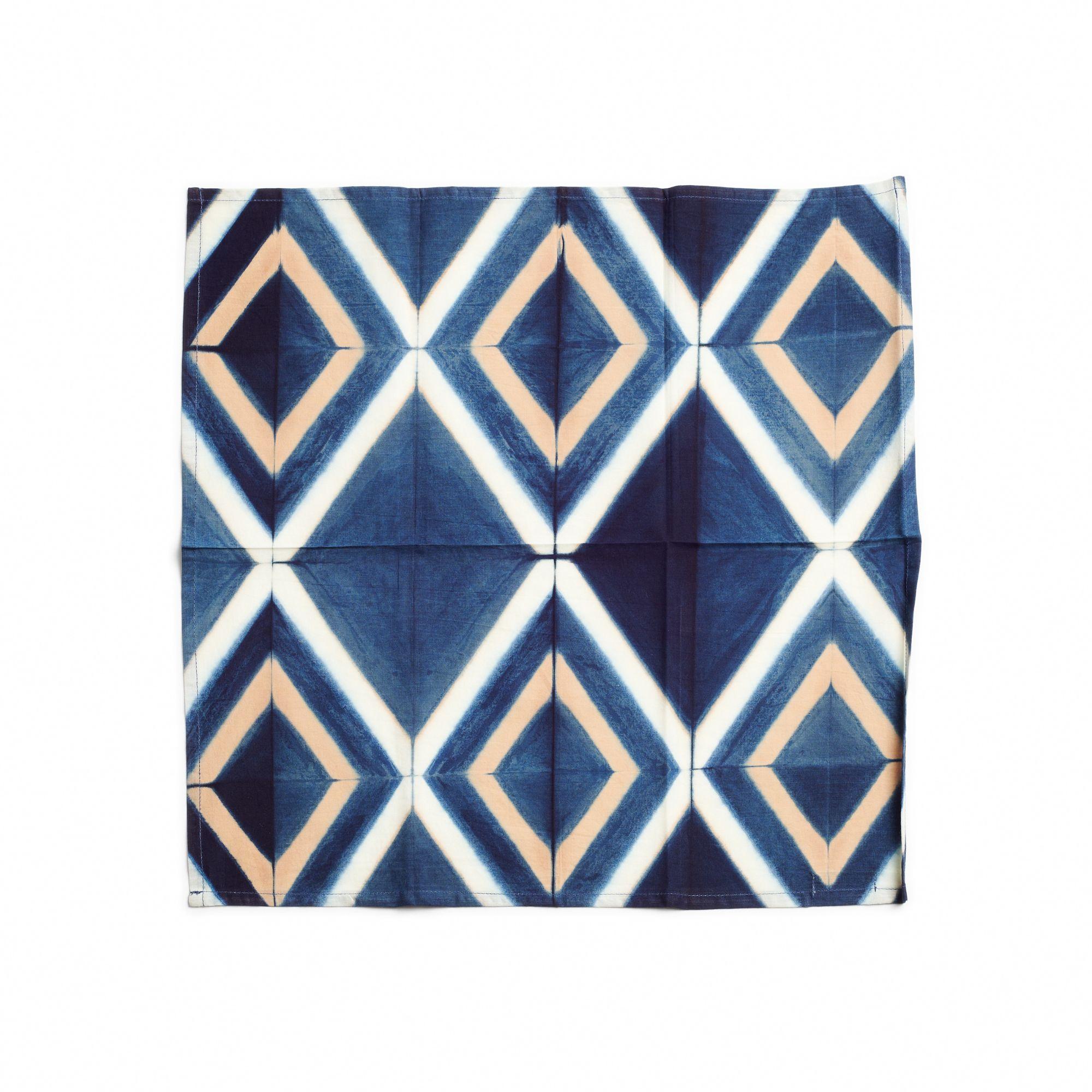 Tisa  La serviette de table est une serviette artisanale unique. Créés de manière artistique et éthique par des artisans en Inde selon la technique de la teinture à la pince, en utilisant uniquement des teintures naturelles pures. Il s'agit d'une