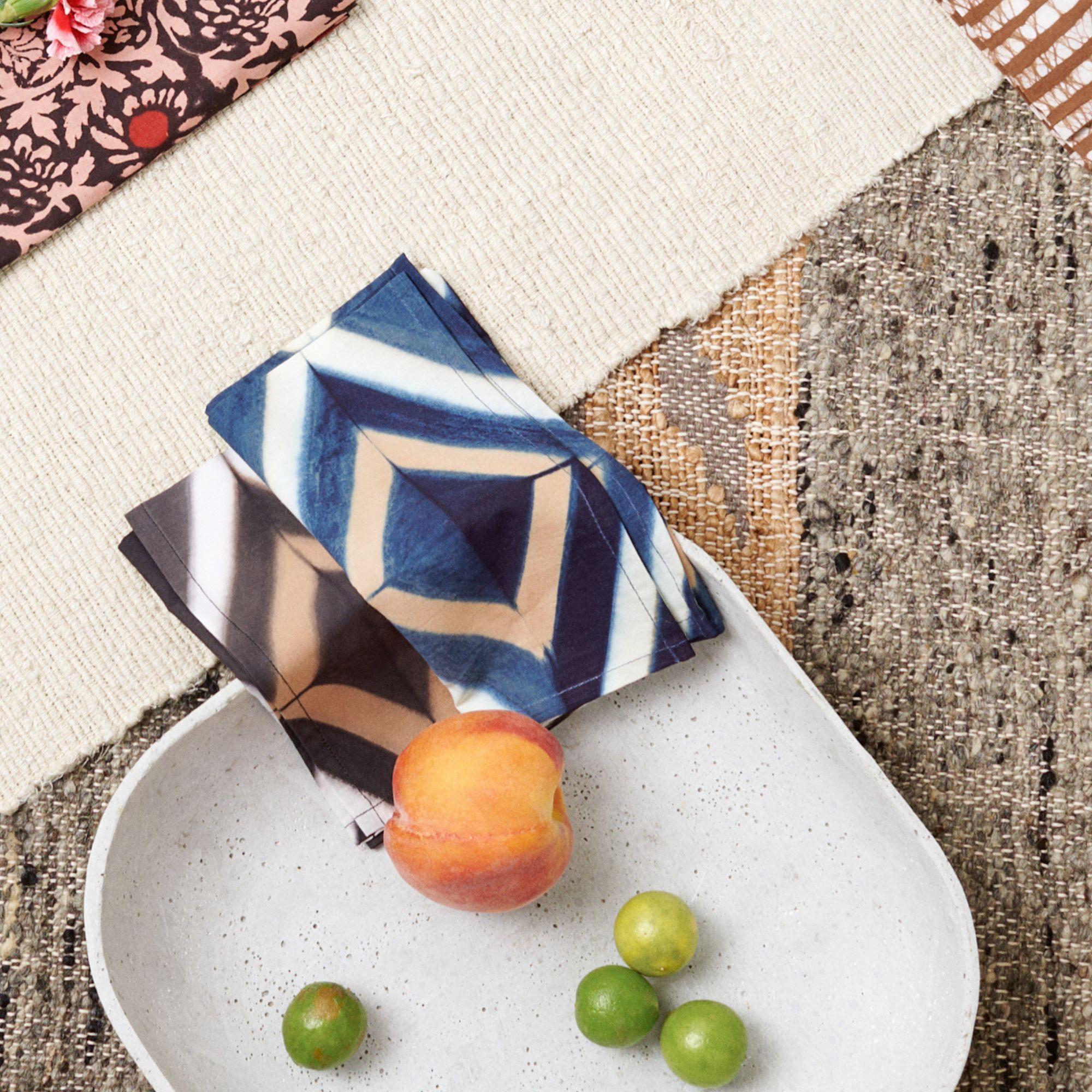 Indien Napkin de table Tisa en coton indigo, fabriqué à la main par des artisans (set de 4 serviettes) en vente