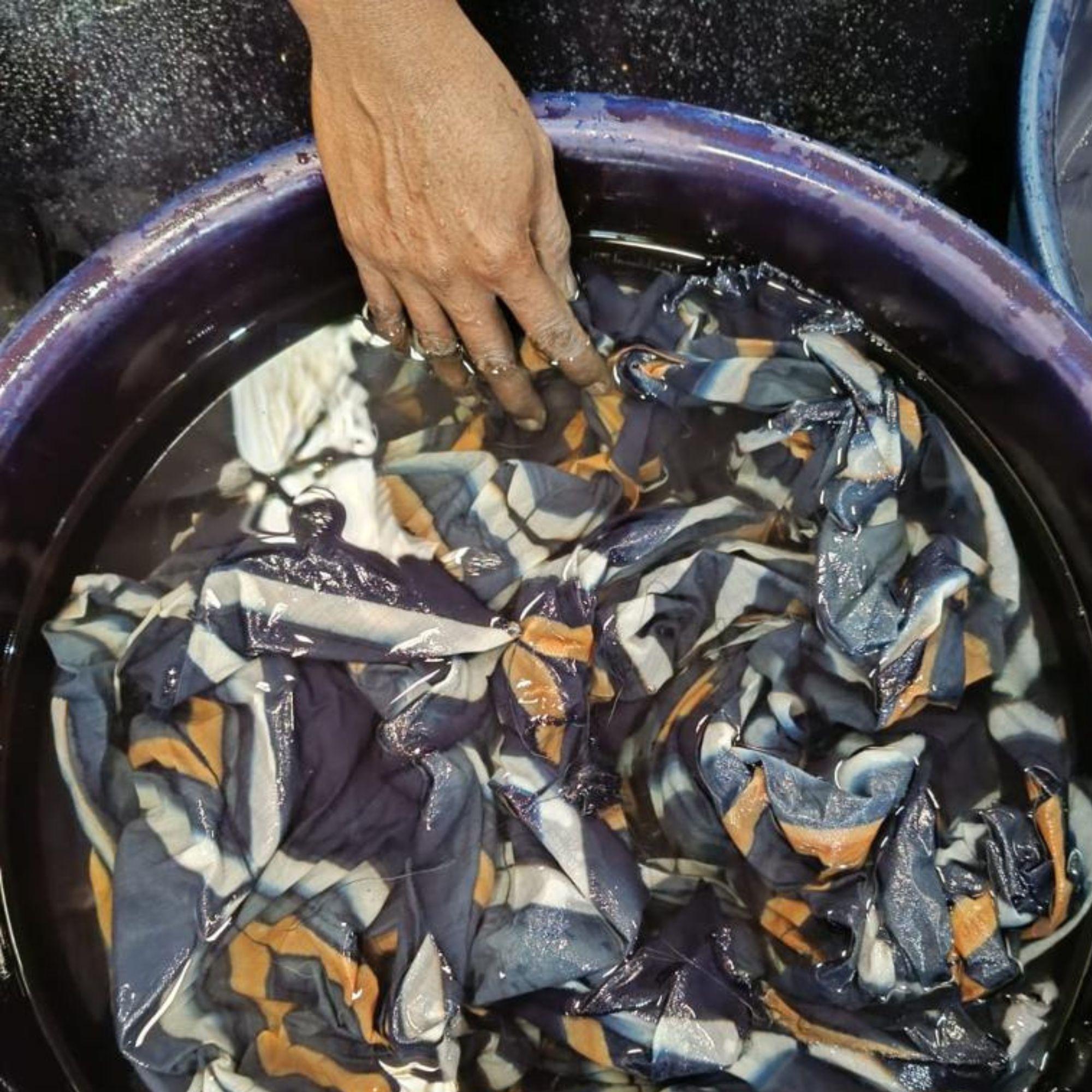 XXIe siècle et contemporain Napkin de table Tisa en coton indigo, fabriqué à la main par des artisans (set de 4 serviettes) en vente