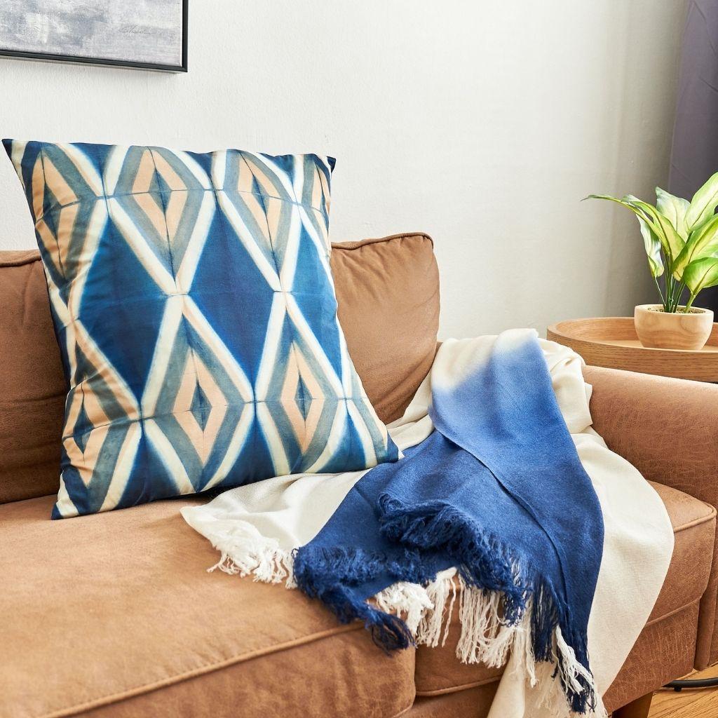 Offrez-vous le luxe et l'élégance avec l'oreiller en soie Tisa Indigo. Son imprimé géométrique shibori, unique en son genre, est méticuleusement réalisé à la main pour créer un motif symétrique, ce qui rend chaque pièce vraiment unique.

Fabriqué
