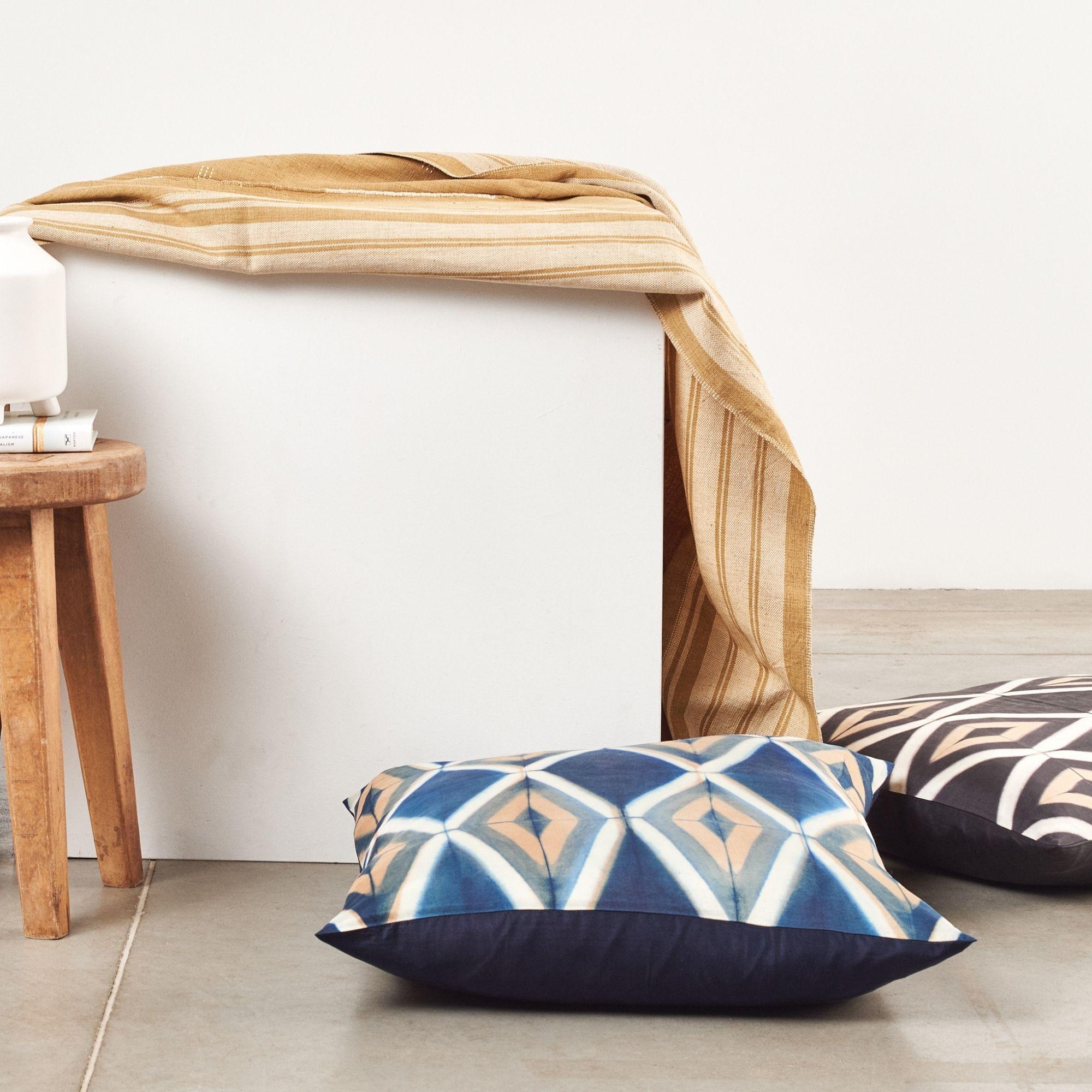Teint Coussin Mulberry Tisa indigo fabriqué à la main, imprimé Shibori en vente