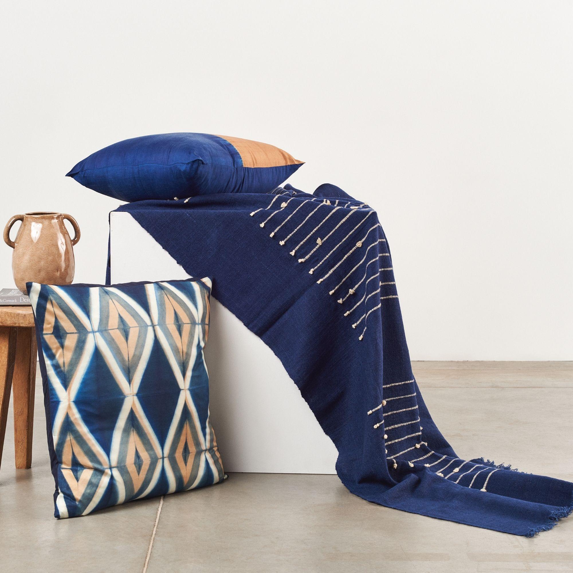 Coussin Mulberry Tisa indigo fabriqué à la main, imprimé Shibori Neuf - En vente à Bloomfield Hills, MI