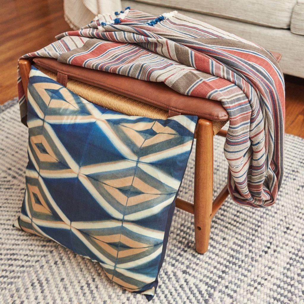 XXIe siècle et contemporain Coussin Mulberry Tisa indigo fabriqué à la main, imprimé Shibori en vente