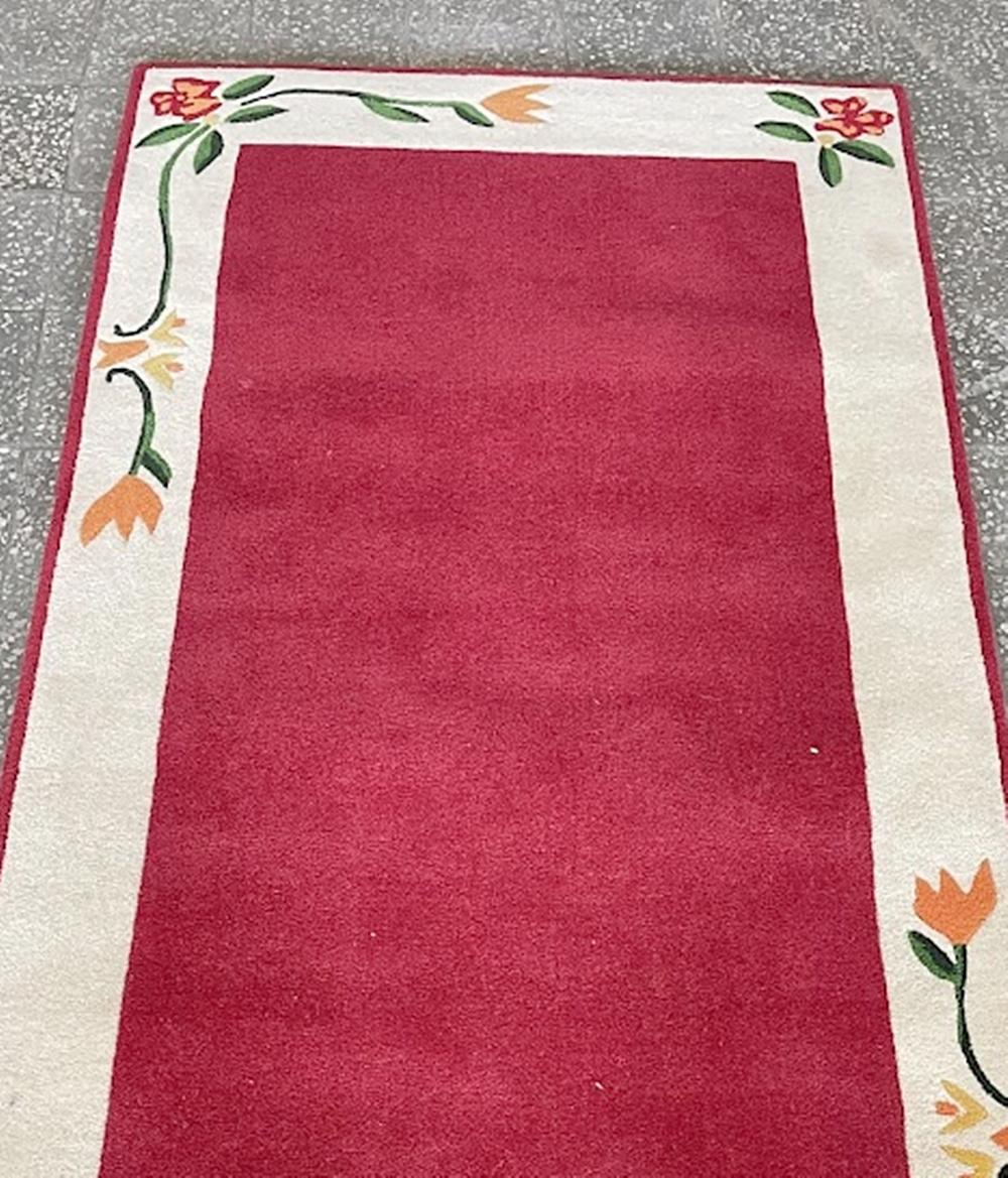 Bringen Sie zeitlosen Charme und heitere Eleganz in Ihr Zuhause mit diesem Vintage-Teppich Tisca in den Maßen 95x190 cm. Dieses in den 1980er Jahren in der bekannten Tisca-Handtufting-Technik gefertigte Stück zeigt das reizvolle Design