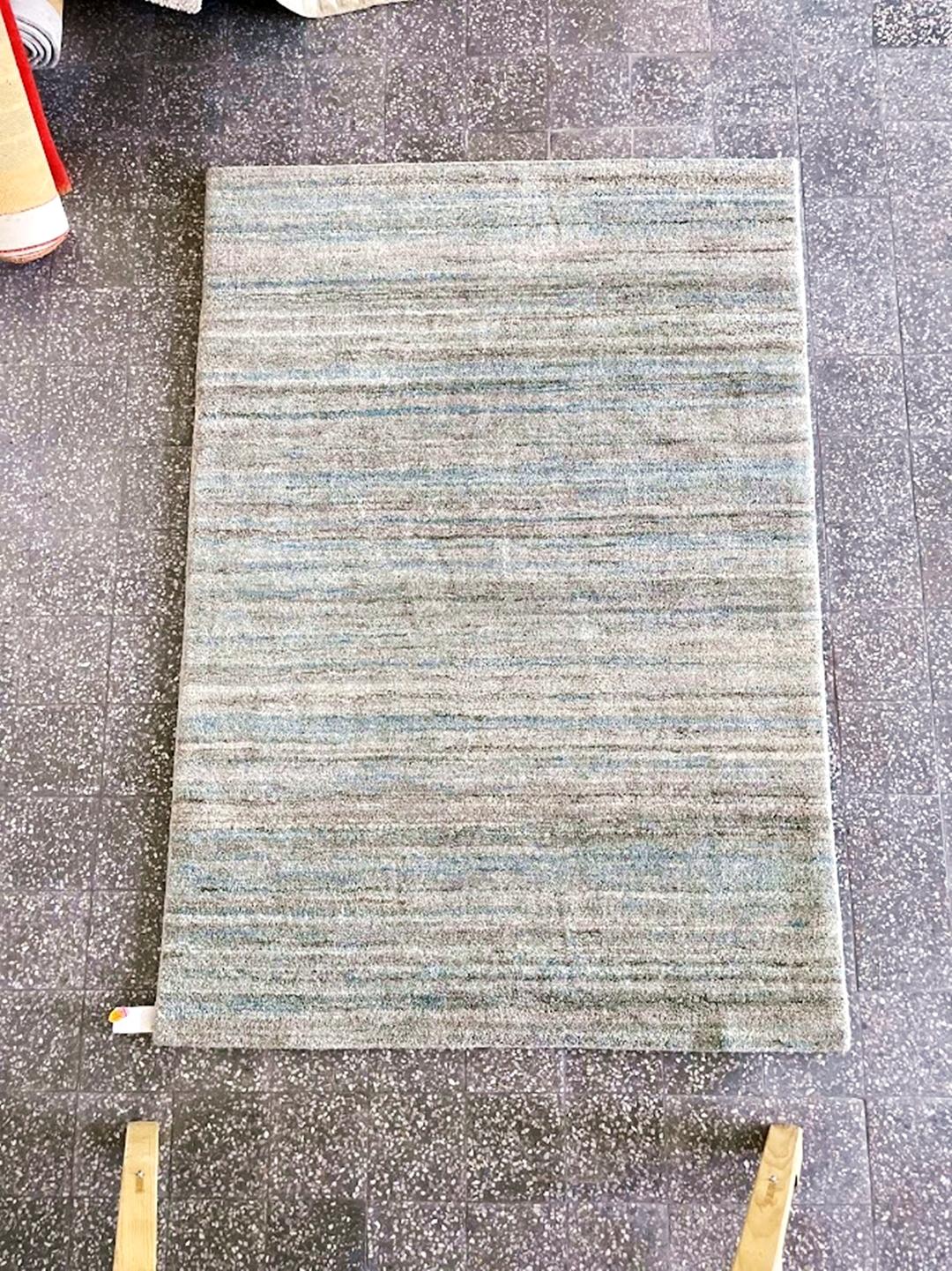 Scopri la raffinatezza senza tempo con questo tappeto vintage Tisca, che misura 140x200 cm. Realizzato negli anni '80 con la rinomata tecnica dell'intarsio a mano, questo pezzo esemplifica l'eccezionale maestria e la sobria eleganza per cui Tisca è