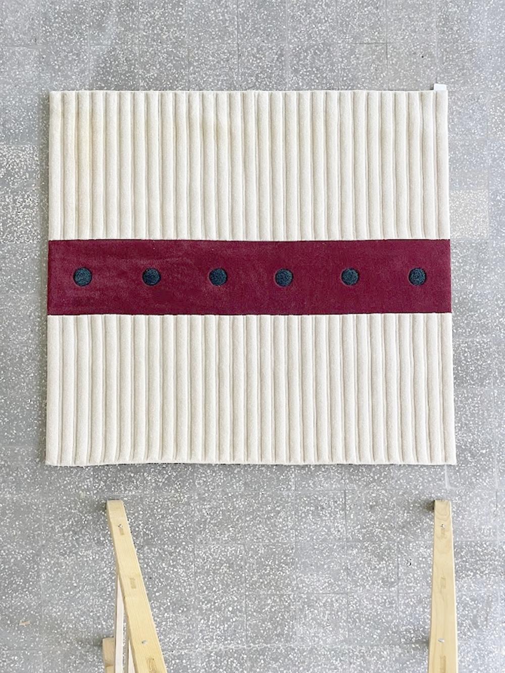 Apportez une touche de modernisme raffiné à votre intérieur avec ce superbe tapis vintage Tisca, mesurant 150x160 cm. Confectionnée dans les années 1980 selon la célèbre technique du tuf à la main de la marque, cette pièce incarne parfaitement