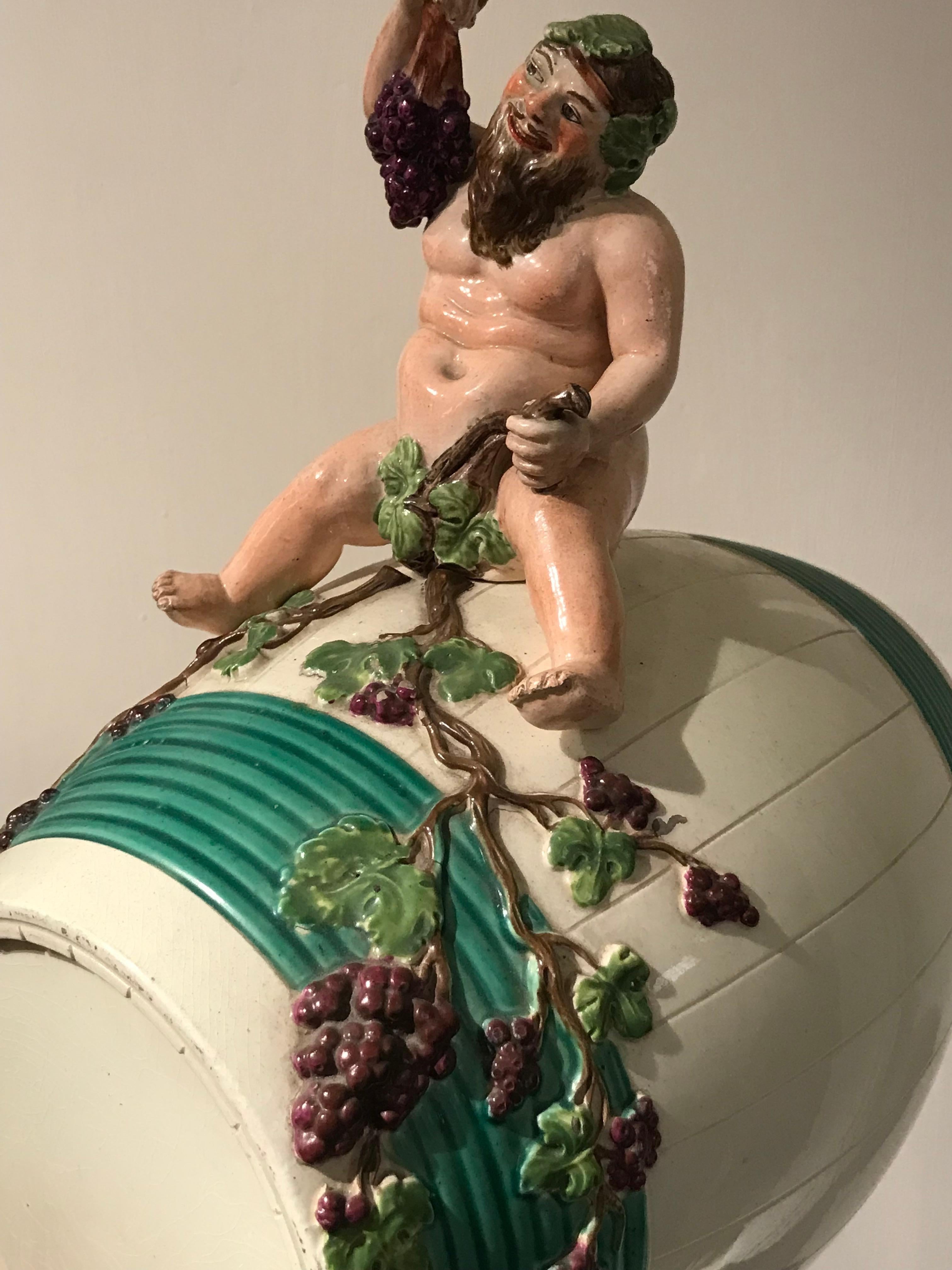 Tisch-Weinfässchen mit Bacchusfigur als Deckelzier, Keramik, 3teilig, 19. Jh. For Sale 6