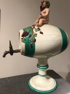 Tisch-Weinfässchen mit Bacchusfigur als Deckelzier, Keramik, 3teilig, 19. Jh.