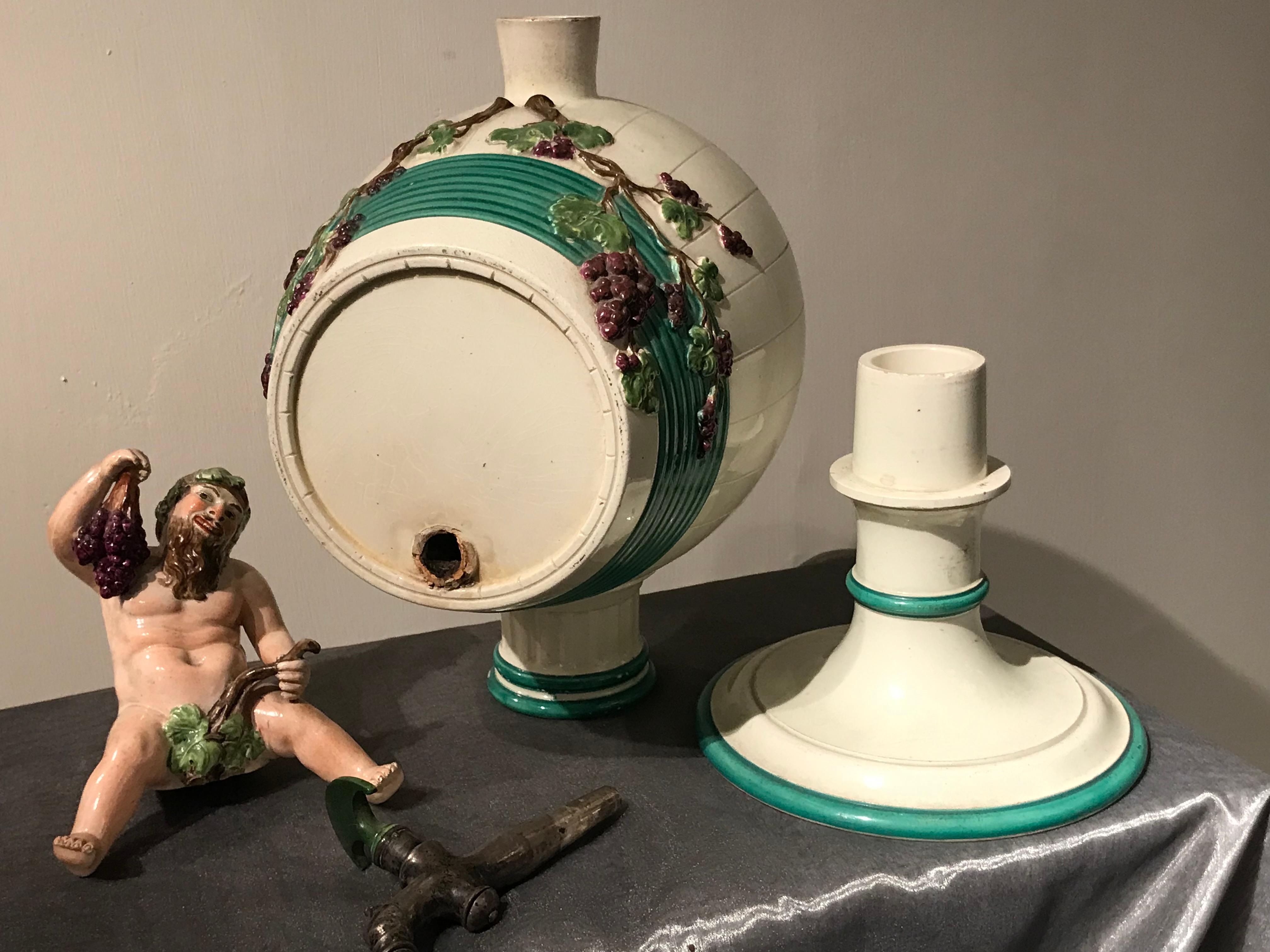 Tisch-Weinfässchen mit Bacchusfigur als Deckelzier, Keramik, 3teilig, 19. Jh. For Sale 4