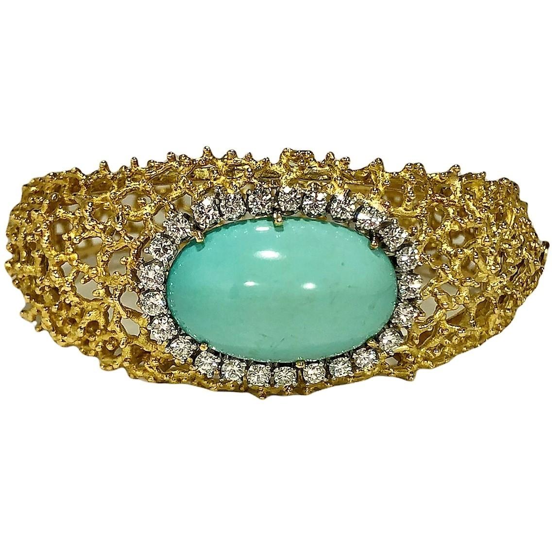 Faites un voyage sentimental avec ce saisissant bracelet bangle à charnière en forme de bombe graduée, en or jaune 18 carats, datant du milieu du XXe siècle. En son centre est serti un cabochon de turquoise perse pastel de 24,10 ct entouré d'un