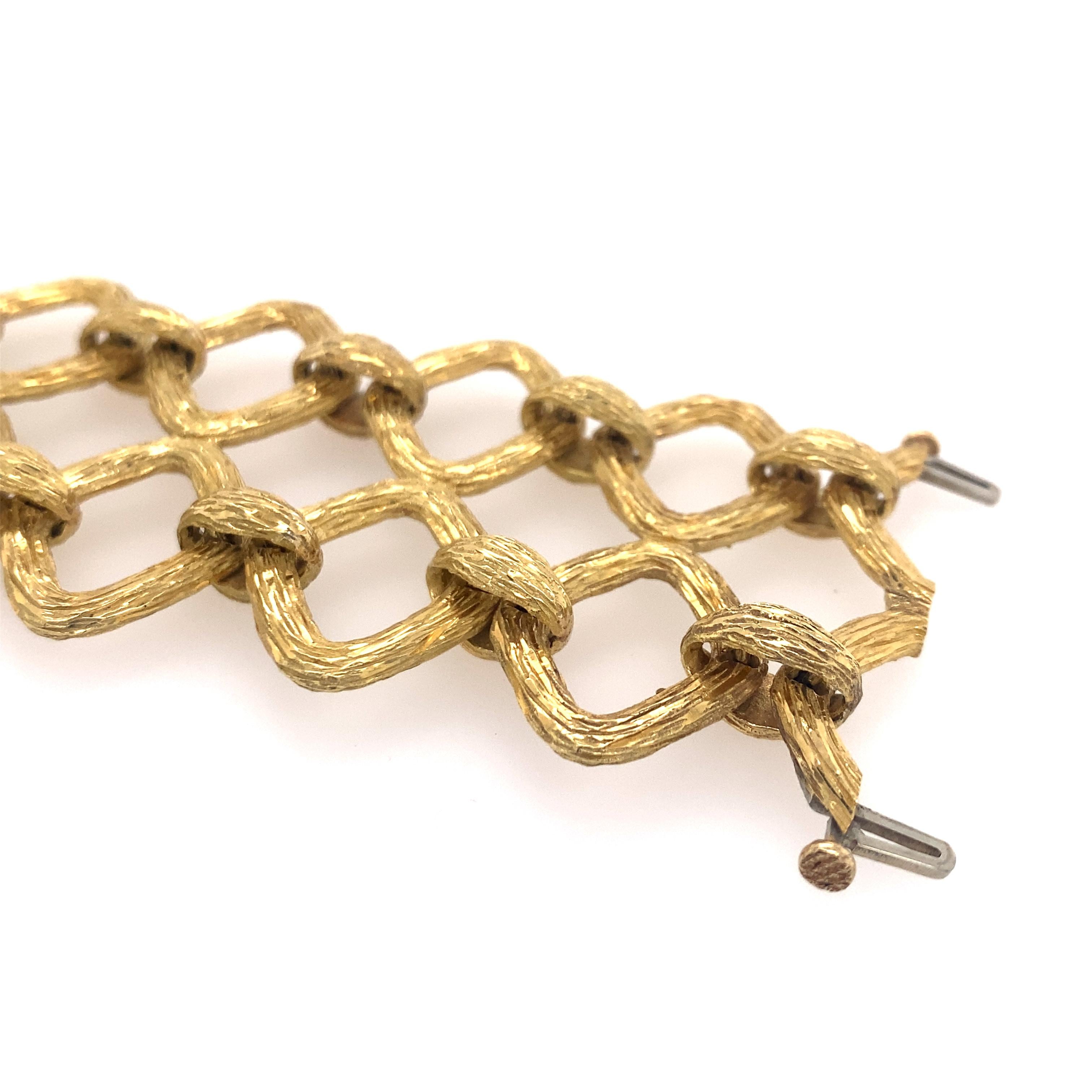 This 18k gold  entirely bark finish vintage bracelet. 7 3/8