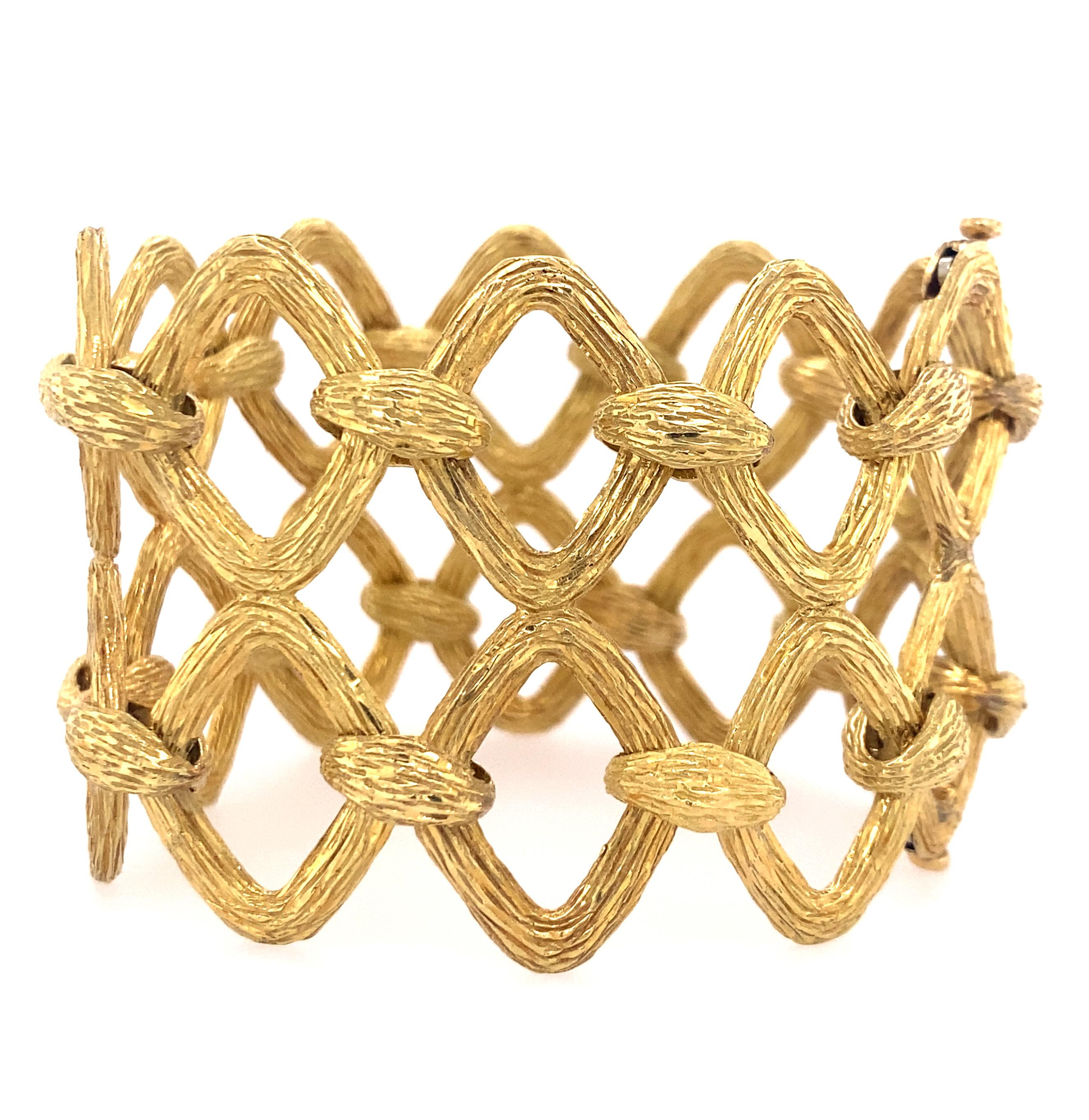 Contemporary Tishman & Lipp 18k Gold Wide Link Bracelet For Sale