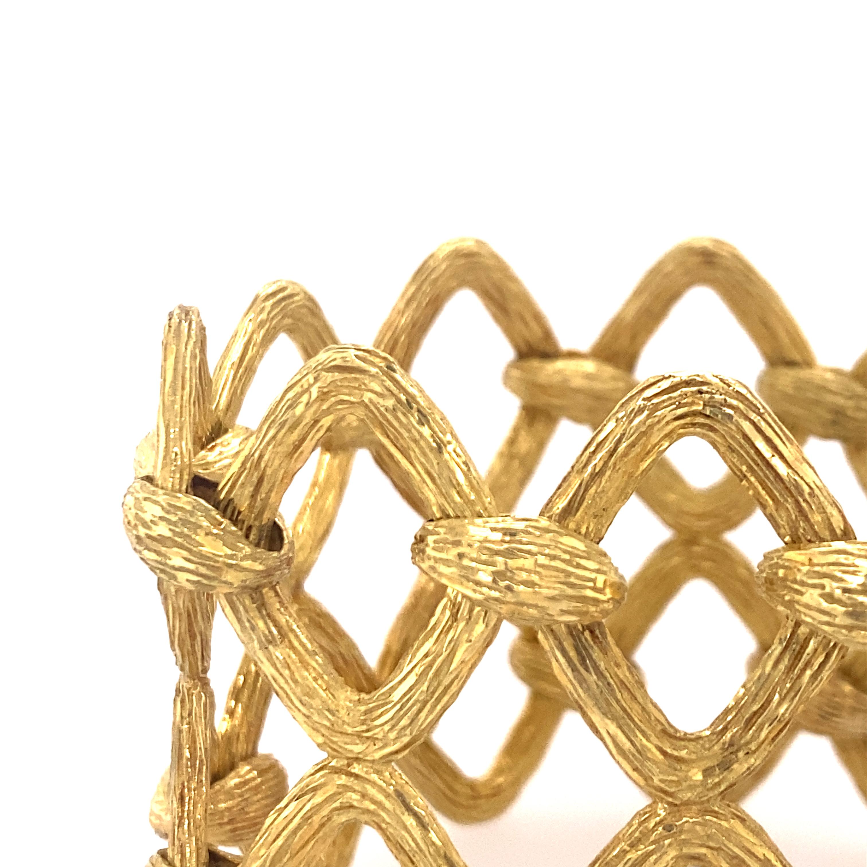 Tishman & Lipp 18k Gold Wide Link Bracelet In Excellent Condition For Sale In New York, NY