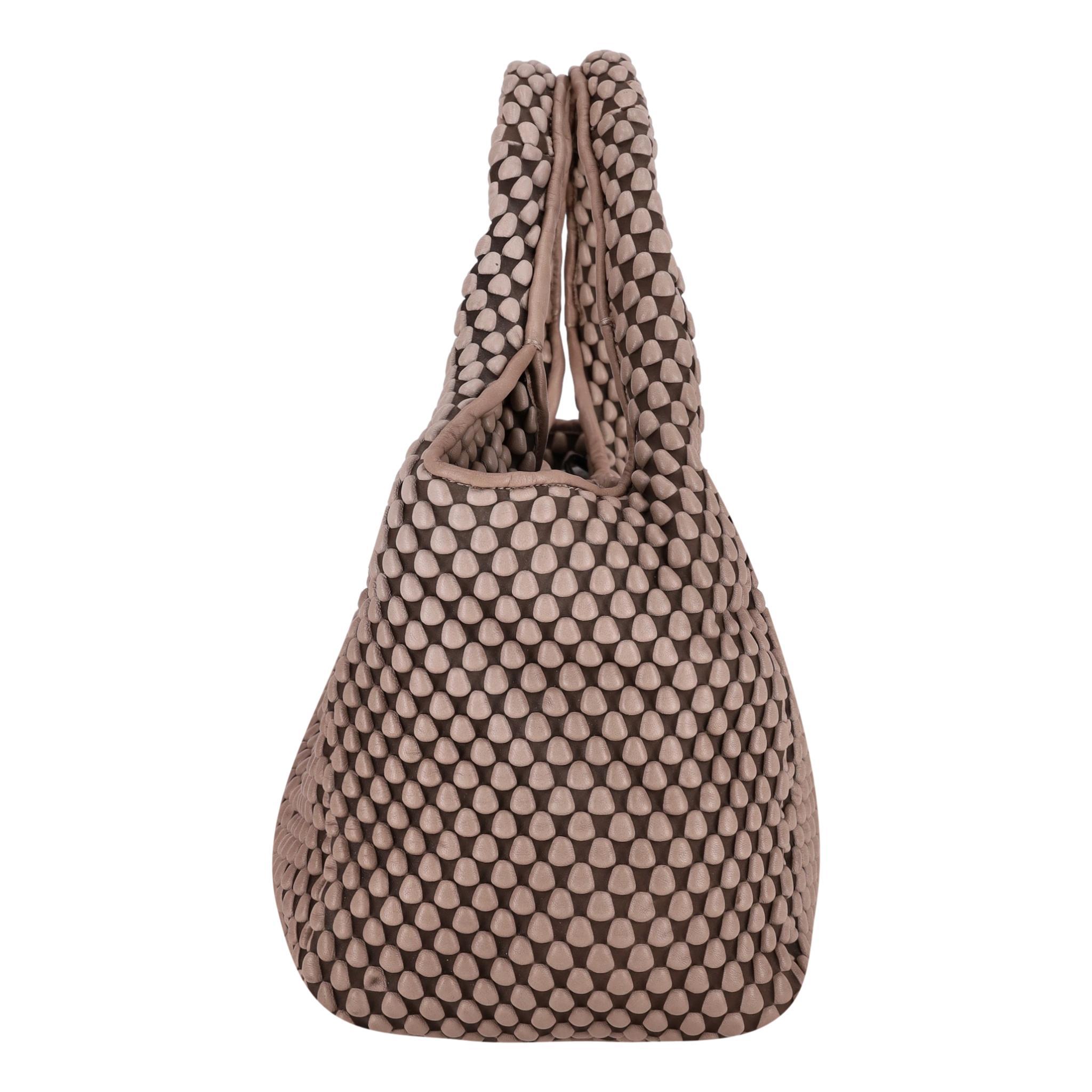 Bolso de hombro de piel burbuja Tissa Fontaneda Simple Matter Classic

Bolso topo hecho a mano con piel de cordero aterciopelada y suave.

Con cierre magnético a presión, bolsillo interior con cremallera y forro de algodón verde.

Precio de venta al