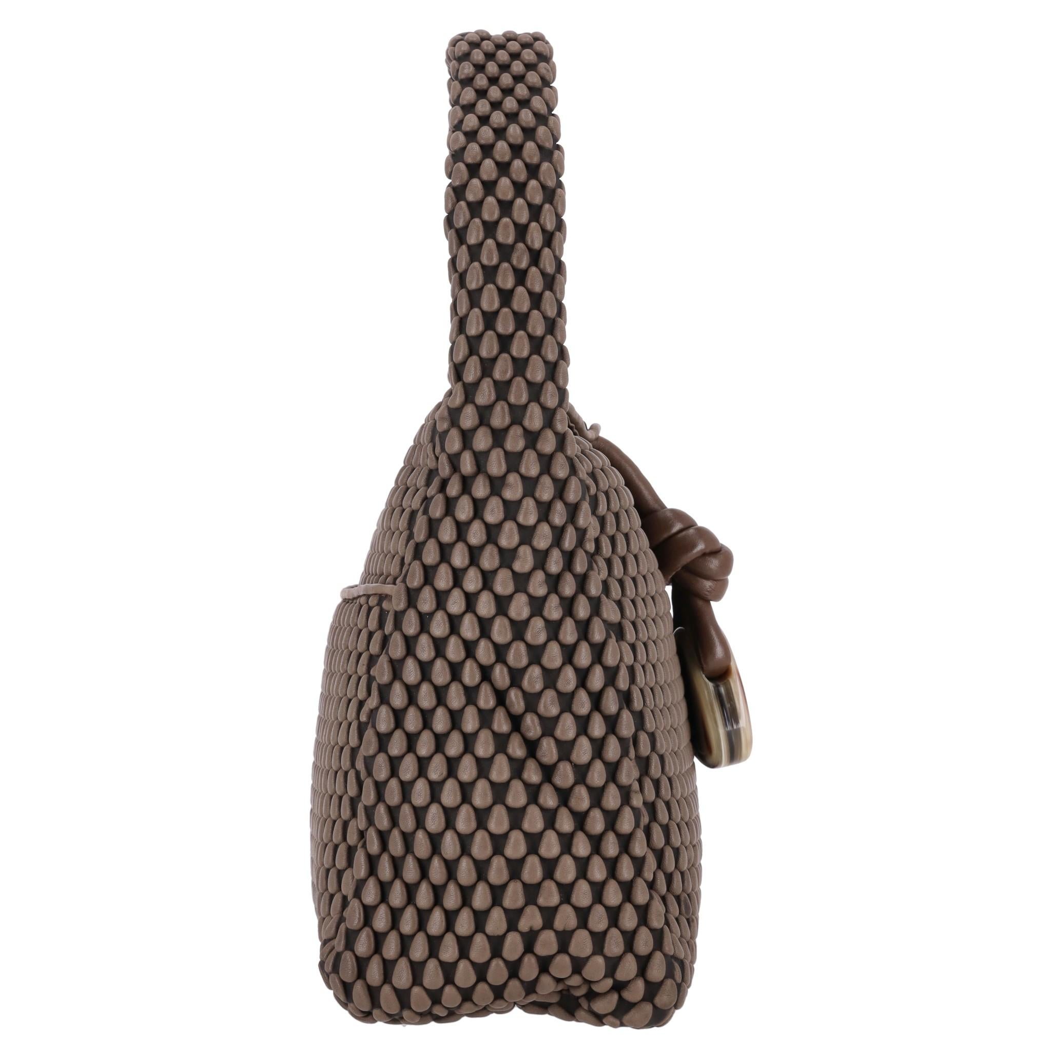 Tissa Fontaneda Uptown Sack Bag With Horn Tassel Adornment To The Front (Sac à dos Uptown avec ornementation de glands en corne sur le devant)

Sac à bandoulière marron foncé fabriqué en Italie en cuir d'agneau nappa velouté.

Il est orné d'un grand